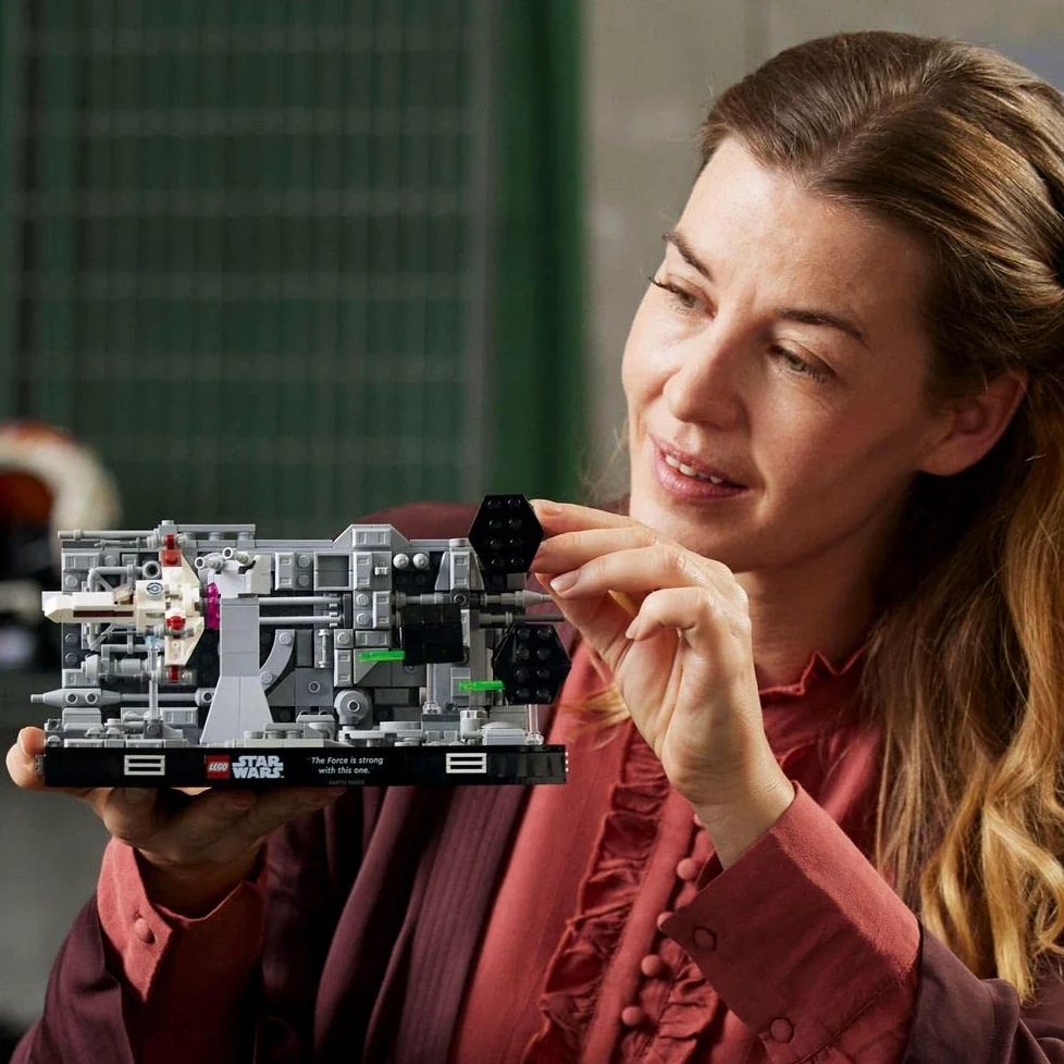 LEGO Star Wars Diorama Volo sulla Trincea della Morte Nera, Kit Modellismo per Adulti a Tema Guerre Stellari, Idea Regalo da Arredo per Uomo o Donna con Caccia TIE Advanced di Darth Vader 75329