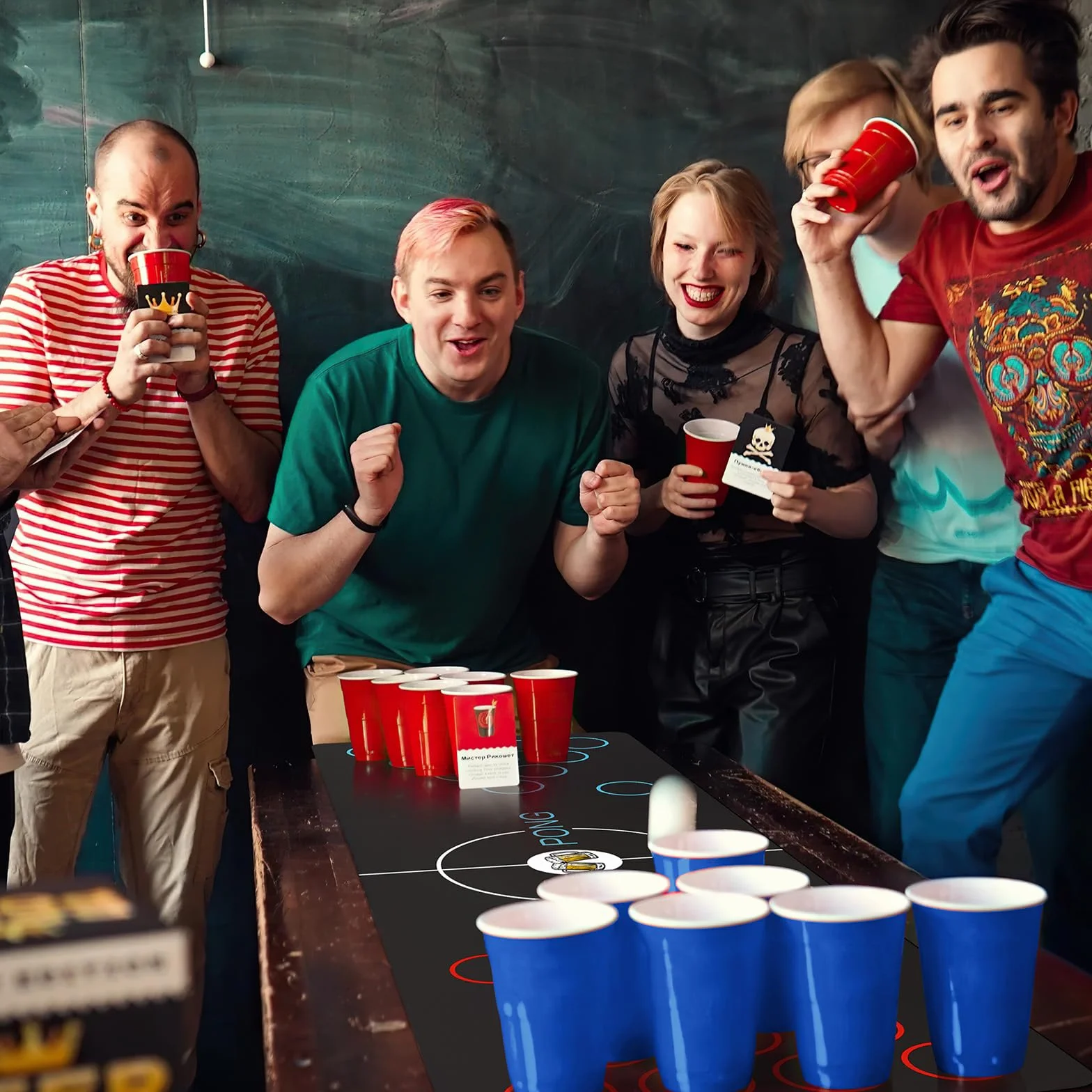 Beer Pong Ping Pong Kit, Birra Pong Tazze, 32 Bicchieri Beer Pong (500ml), 8 Palline da Ping Pong, Tappeto da Gioco, per Adulti Festa,Festival, Matrimoni, Campeggio