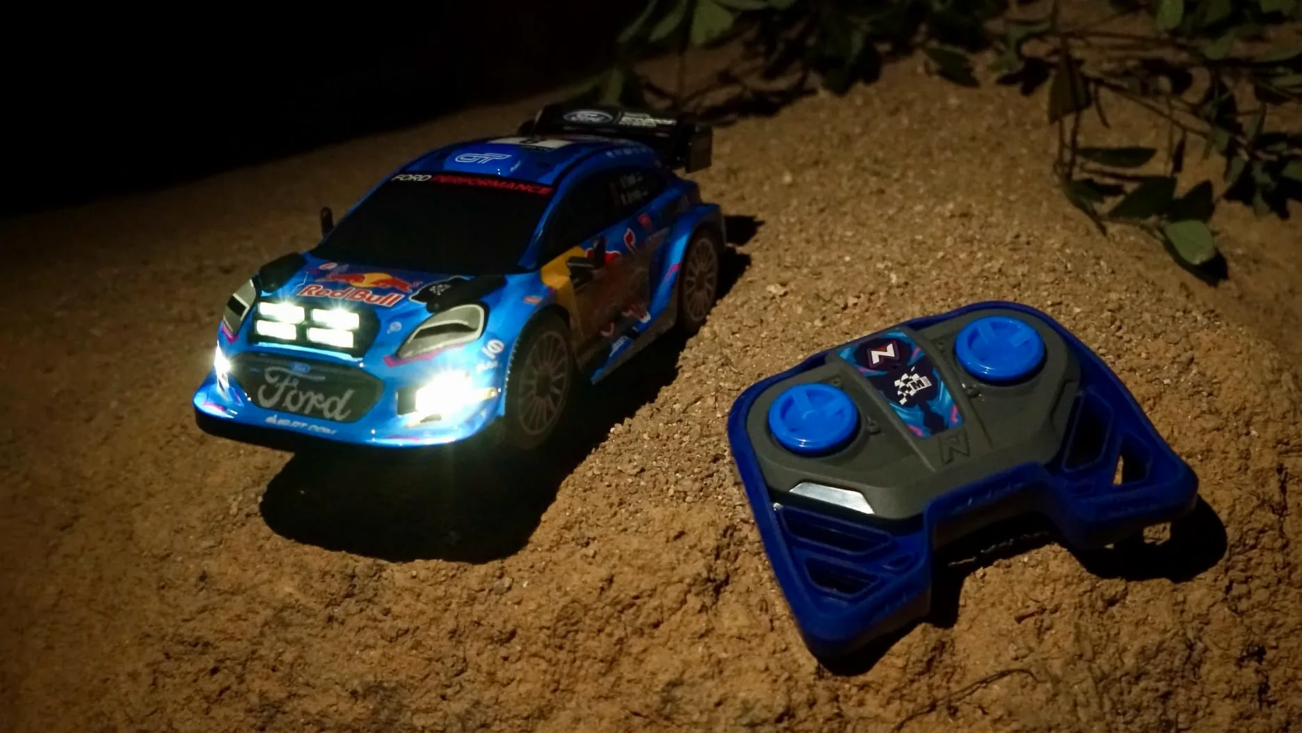 Nikko RC 10393 Night Mode M-Sport Ford Puma Hybrid #8 Tänak, auto telecomandata con fari LED, 25 cm, telecomando 2,4 GHz, portata 40 m, per bambini dai 6 anni in su, blu