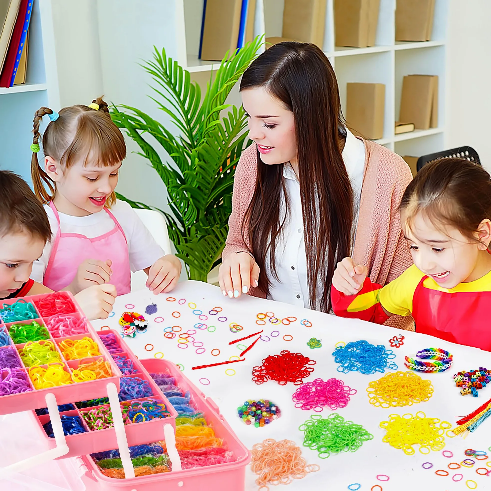 INSCRAFT 17500+ elastici in gomma con contenitore rosa a 3 strati, 28 colori, 600 clip a S, 352 perline, 40 ciondoli a forma di cartone animato, kit di ricarica per braccialetti per bambini
