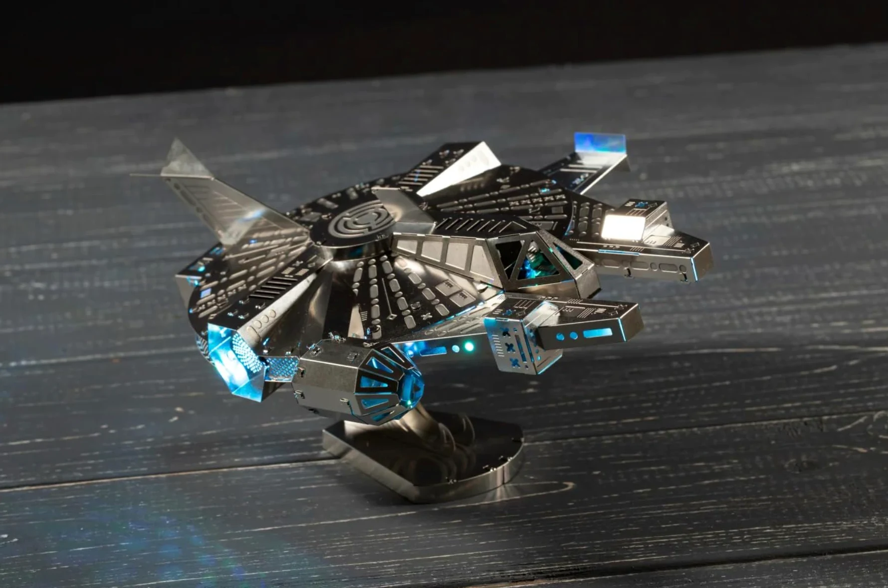 Metal Time Nebula Scout, modello astronave in metallo, modello 3D Cosmos Starship, kit di modellini in metallo, luci a LED multicolore con telecomando, 74 pezzi.