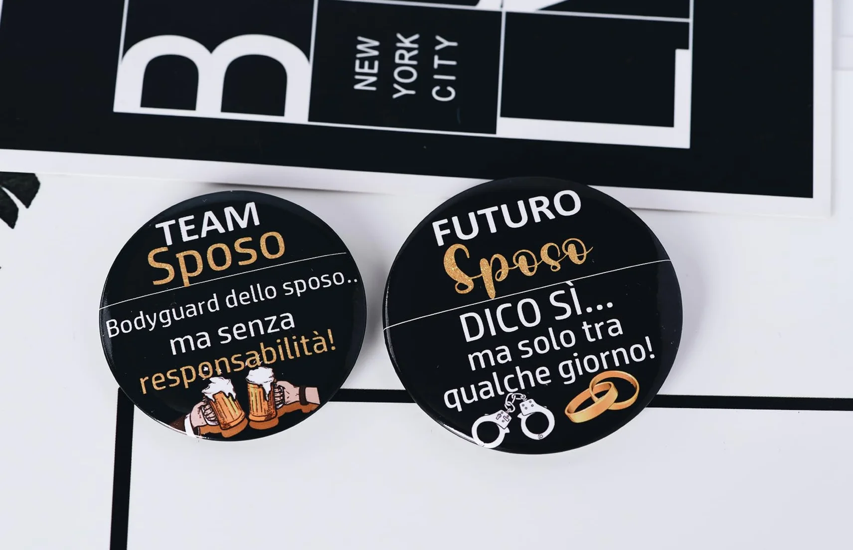 Addio al Celibato Gadget Divertente – 14pz Regalo per Sposo"Game Over" + Spilla Sposo + 12 Spille "Amico dello Sposo" – Kit Divertente per Festa di Addio al Nubilato Uomo e Regalo per Futuro Marito