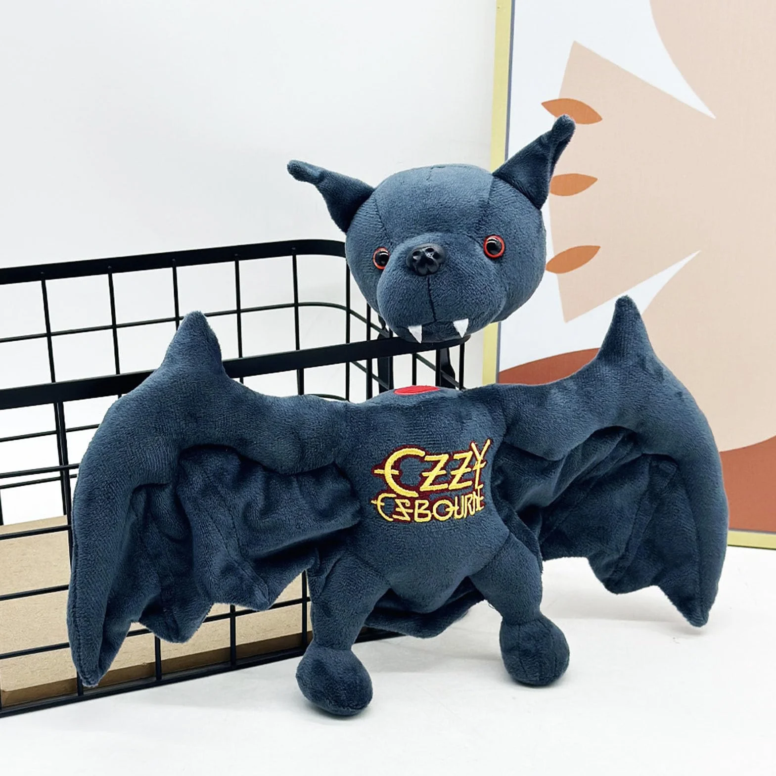 Pipistrello Nero Peluche Pipistrello da Collezione Bambola di Peluche Morbido Carino Farcito con Ricamo in Oro per Fan della Musica Rock (Magnetica)
