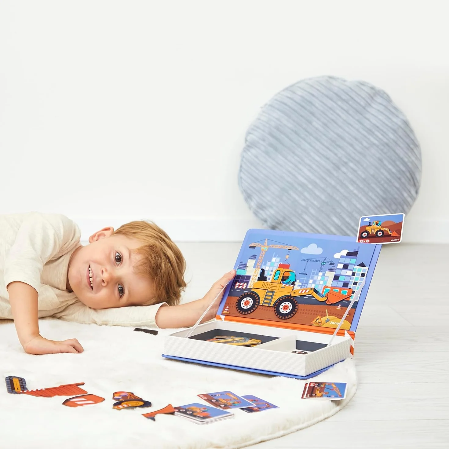 Janod Magnéti'Book Véhicules du Chantier, Gioco Magnetico educativo 50 magneti + 18 Modelli, Giocattolo in Cartone FSC per Bambini, Sviluppa la destrezza e l'immaginazione, da 3 Anni, J02526