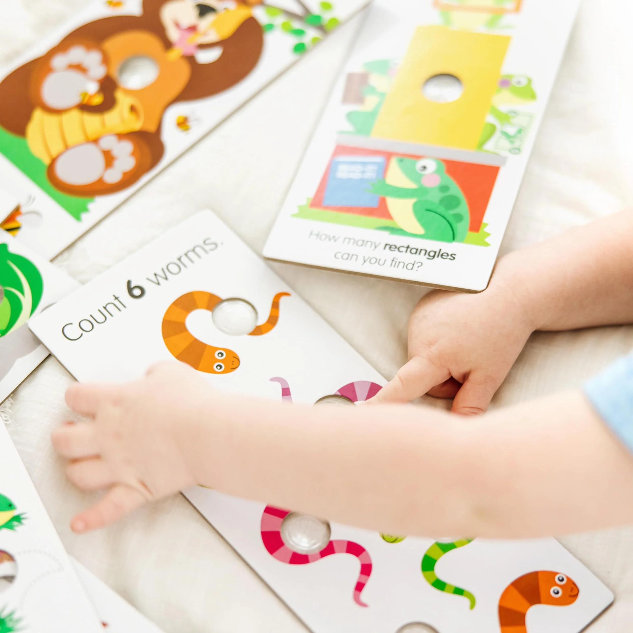 Melissa & Doug Poke-a-Dot! Numeri, forme e colori, carte di apprendimento jumbo, 13 schede flash interattive su entrambi i lati, attività educative per bambini e bambini in età prescolare, età 1+