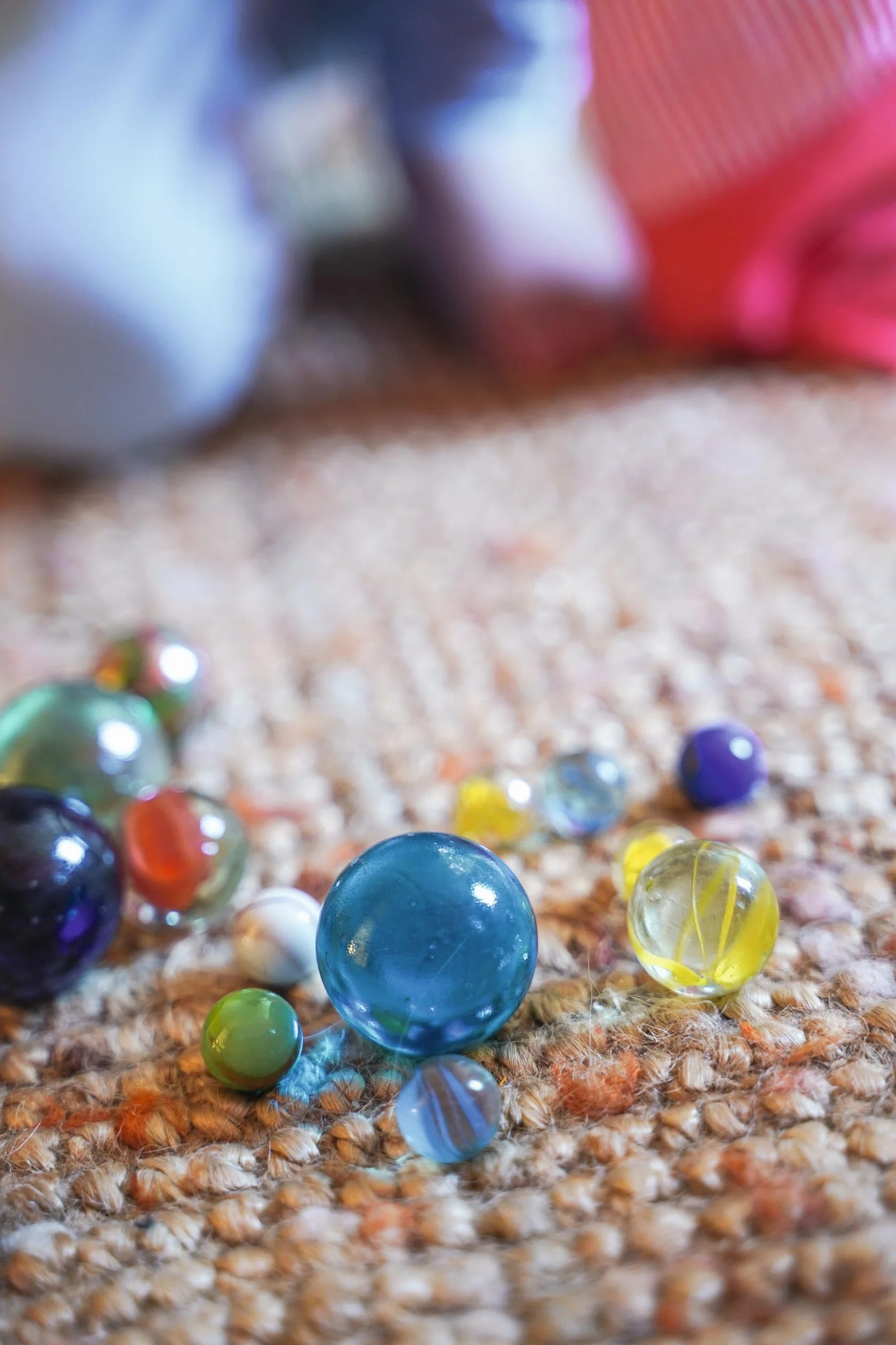 Gollnest & Kiesel Mein Murmelbeutel mit 50 Murmeln, Ø 1,6-3,5 cm, Baumwollbeutel, verschiedene Farben