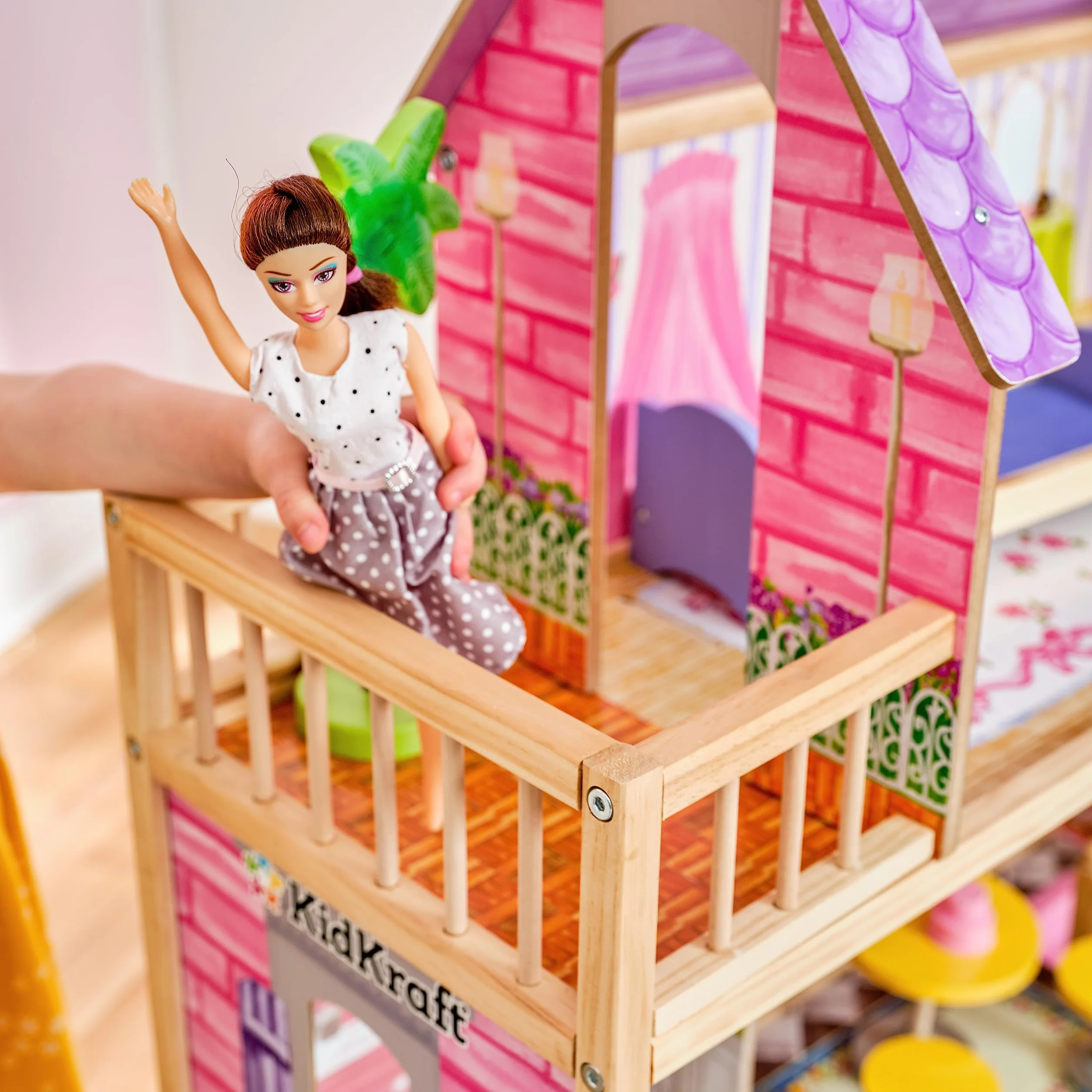 KidKraft Casa delle Bambole in Legno Kayla per Bambole di 30 cm con Accessori e Mobili inclusi, Casa a 3 Livelli di Gioco, Giocattolo per Bambini 3+ Anni, 65092, Esclusivo Amazon