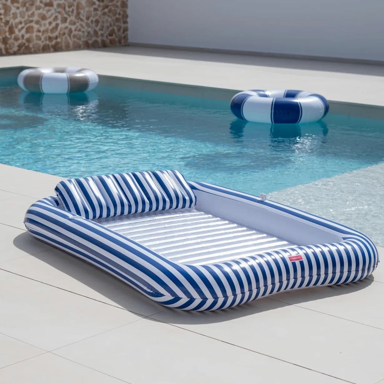 Flamingueo Materassino Mare - Tanning Pool con Aspersore - Portabicchieri Incluso - PVC Resistente - Dimensione Extra Grande - Cuscino Smontabile