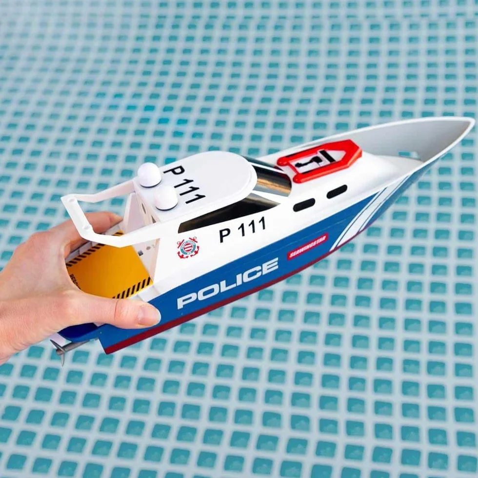 ColorBaby 47674 Racing Boat Barca radiocomandata polizia, 36x10x10 cm, Telecomando, 6 direzioni, 2.4 GHz, portata 35-40 m, barca RC, giocattoli radiocontrollati, giocattoli per bambini, +4 anni
