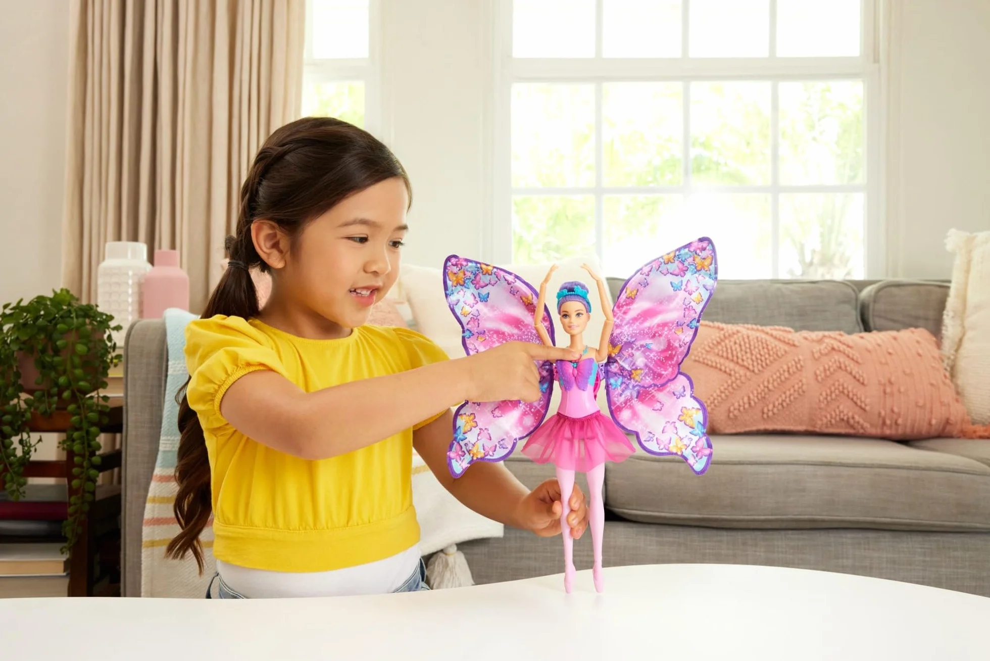 Barbie - Ali Scintillanti, bambola dai capelli viola, trasformazione 2 in 1 da ballerina a farfalla con ali apribili, cerchietto e tutù rimovibile inclusi, giocattolo per bambini, 3+ anni, HXJ10