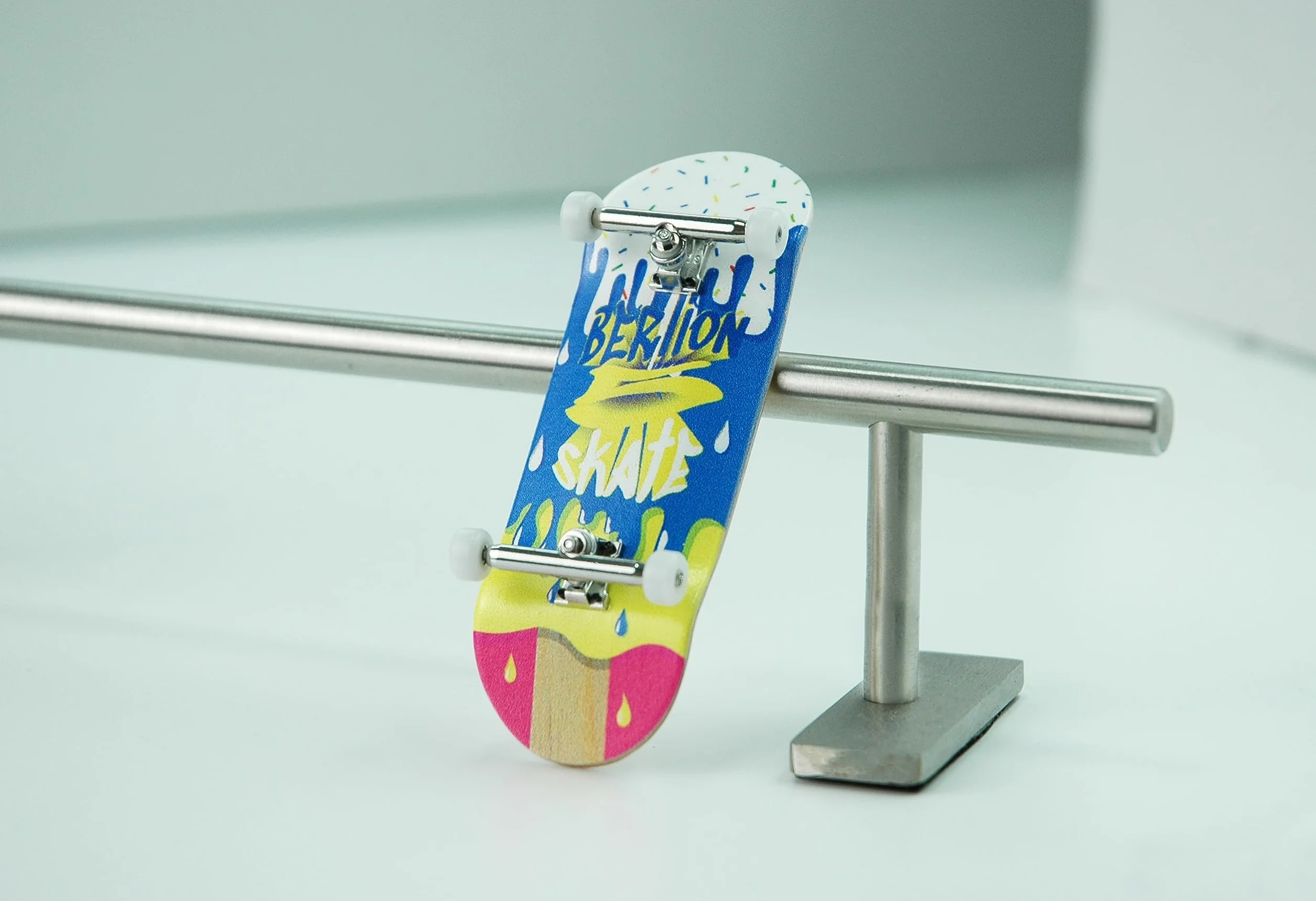 BERLION - Finger Skate Pro Ultrasconcavo in Legno, Mini Skateboard Piccolo, Ruote, Strumento Anti Stress (Multicolore)