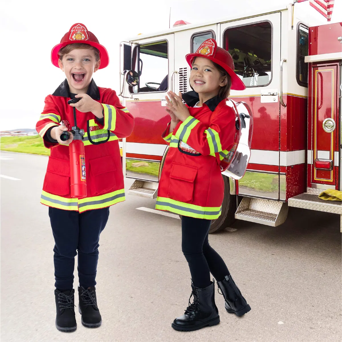 Born Toys Giocattoli Nati (Costume da Pompiere Lavabile Premium 8 PC e Accessori per Vigili del Fuoco con estintore ad Acqua Reale Ottimo per Halloween