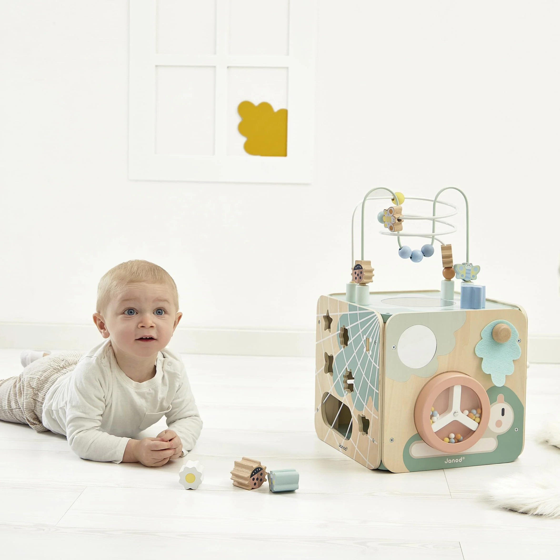 Janod - Grande Cubo Multiattività Sweet Cocoon - 11 Attività per Bambini - Multisensoriale - Sviluppa le Abilità Fino-Motorie - Giocattolo in Legno FSC - Dai 18 Mesi, J04060