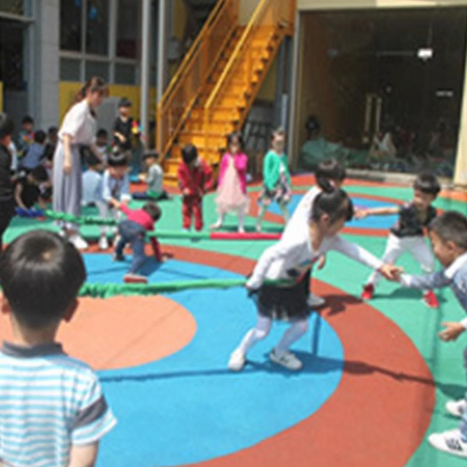 Corda da tirare, fascia per esercizi per bambini, attrezzatura per attività di squadra, design ad anello elastico a quattro direzioni, cinturino arcobaleno interattivo elastico per sport scolastici