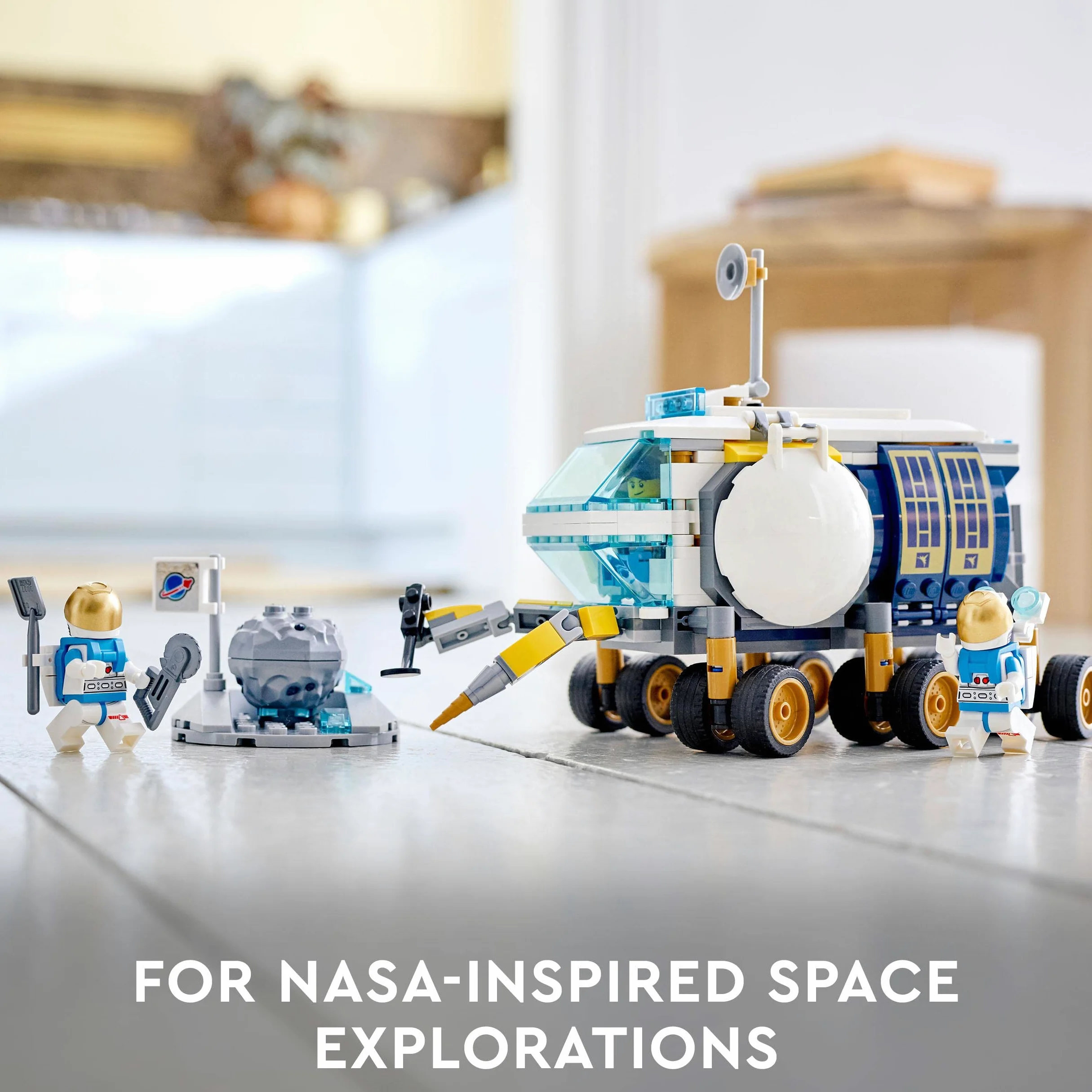 LEGO City Rover Lunare, Modello di Veicolo Spaziale Giocattolo Ispirato alla Base della NASA con 3 Minifigure di Astronauti, Giochi per Bambini e Bambine da 6 Anni, Idea Regalo di Compleanno 60348