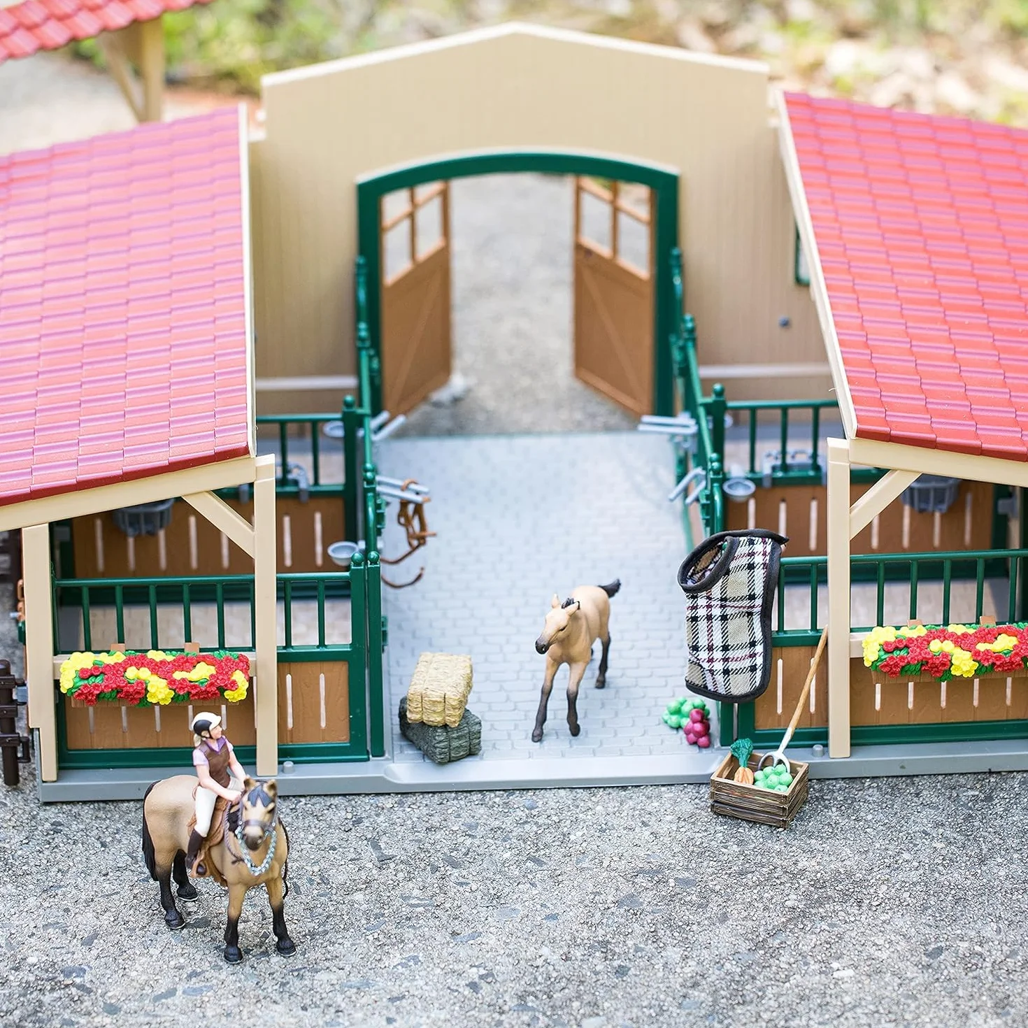Schleich FARM WORLD | Scuderia con cavalli e accessori 42195 | dai 3 anni | Set con scuderia, paddock, 2 cavalli, figura ragazza e accessori | Giocattolo fattoria da 3 anni | 96 pezzi | Esclusiva Amazo