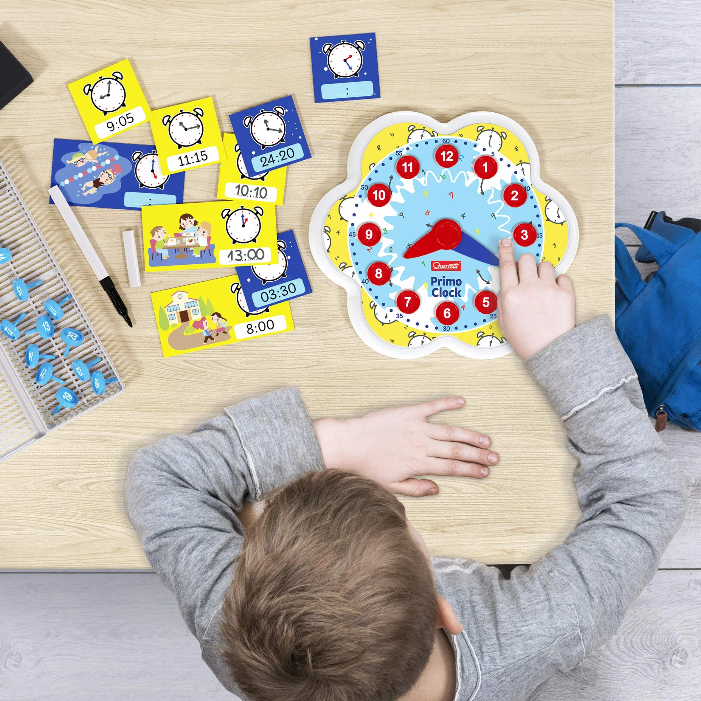 Quercetti Primo Clock, Orologio Educativo Montessori per Mambini 4-8 Anni con Tessere Riscrivibili, Pennarello e lancette mobili, Giochi Educativi per Imparare a Leggere l’Ora, Made in Italy