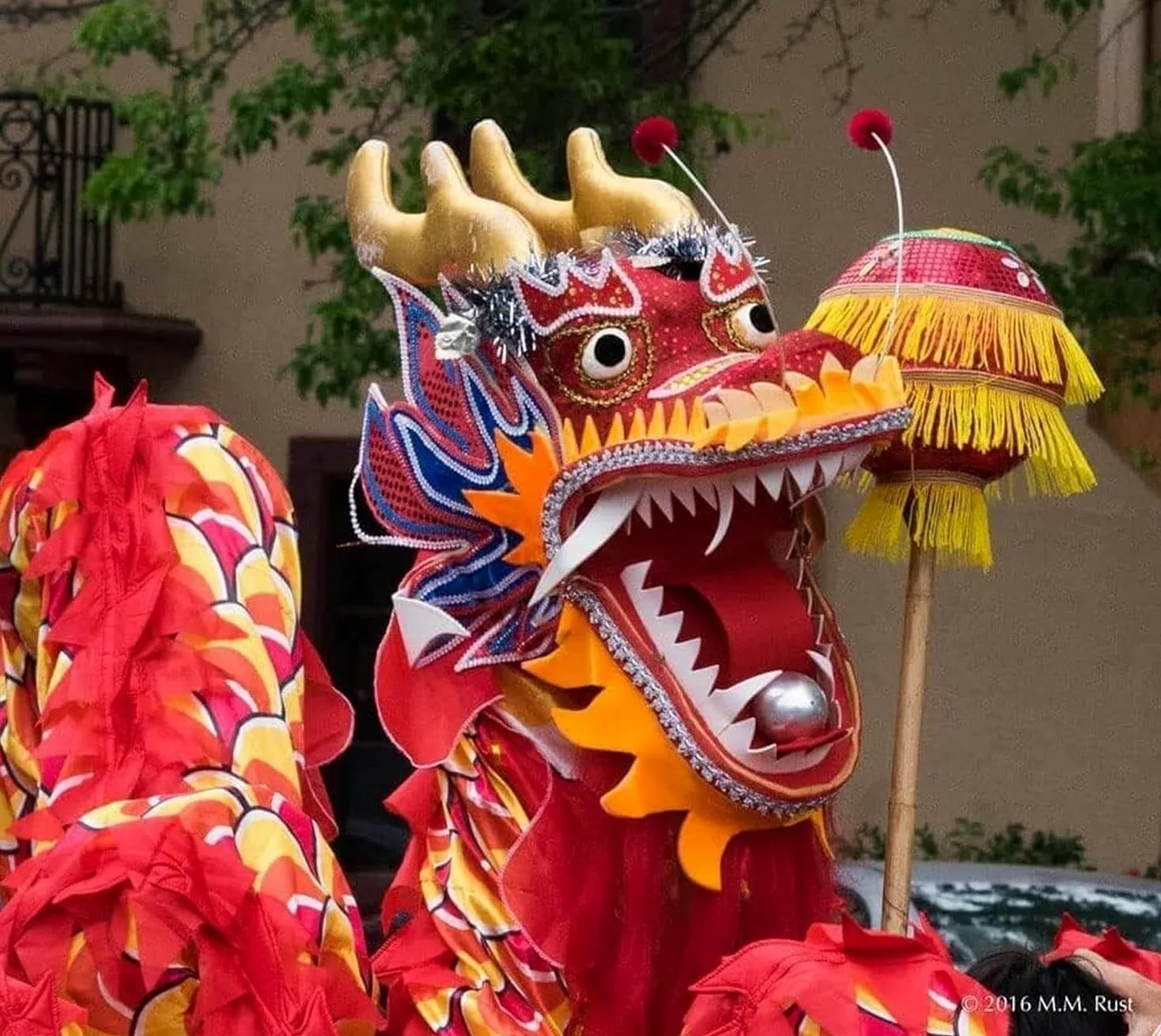Danza cinese del drago di seta di 10 metri for 8 persone, spettacolo di parata all'aperto