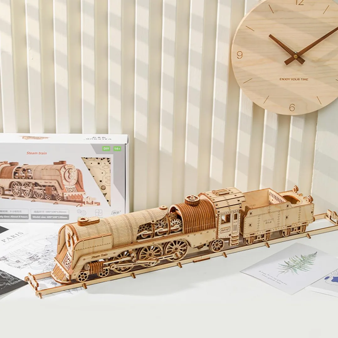 Kit fai da te Steam Train Model Kit meccanico Wind-Up Locomotive con traccia, modello di assemblaggio in legno, collegamento a pistone, set di costruzione educativa, display desktop (413 PCS/smontato)