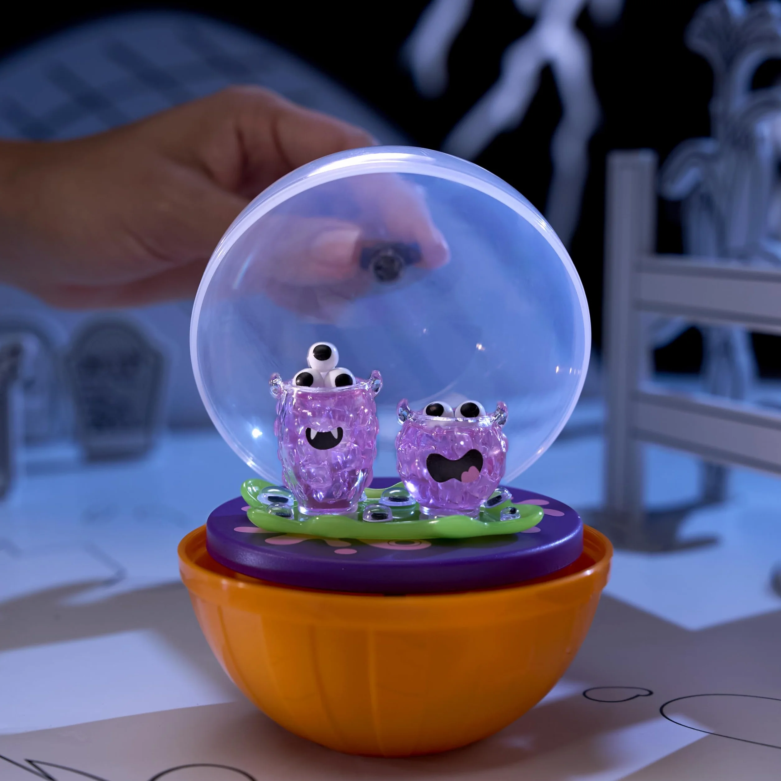 MGA's Miniverse Make It Mini Halloween 2025 - Oggetti da Collezione, Confezione Misteriosa, Spaventoso, Fai-Da-Te, Artigianato, Gioco di Resina, Cibo Replica, Non commestibile - età 8+