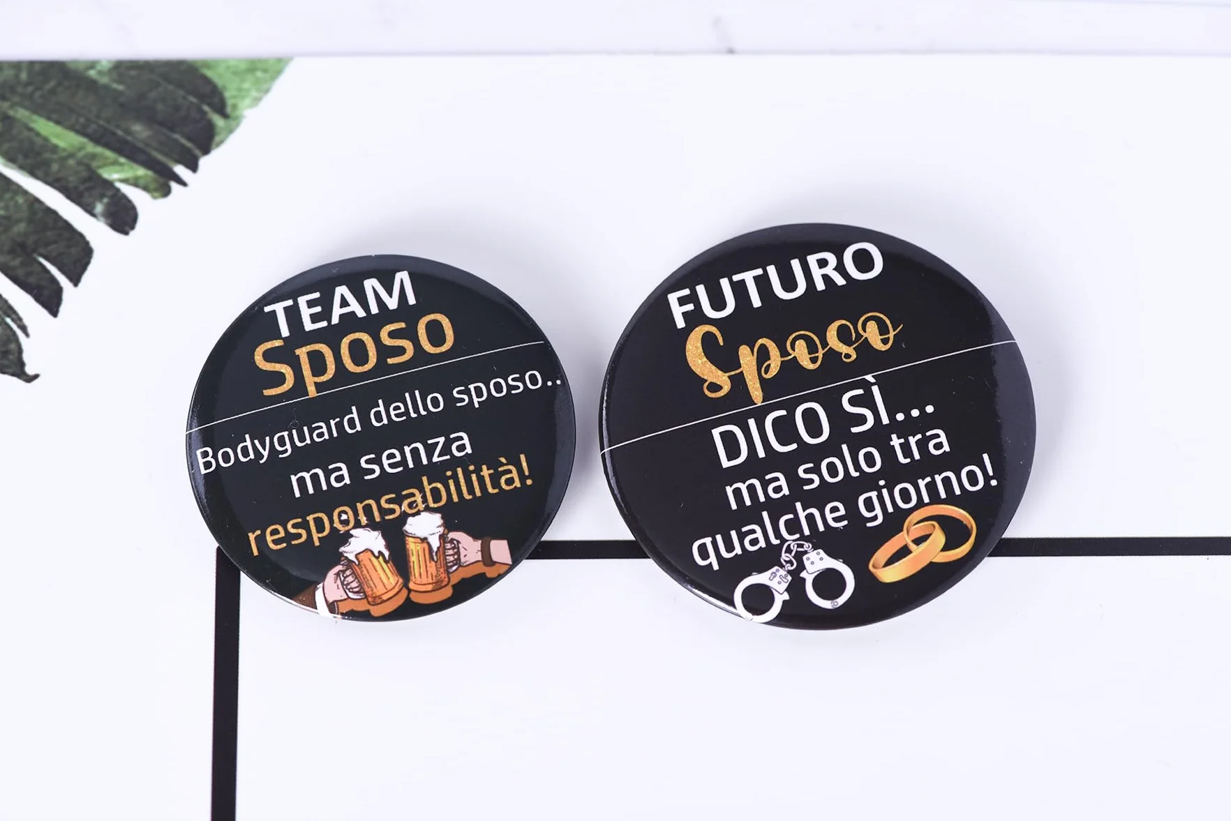 Addio al Celibato Gadget Divertente – 14pz Regalo per Sposo"Game Over" + Spilla Sposo + 12 Spille "Amico dello Sposo" – Kit Divertente per Festa di Addio al Nubilato Uomo e Regalo per Futuro Marito
