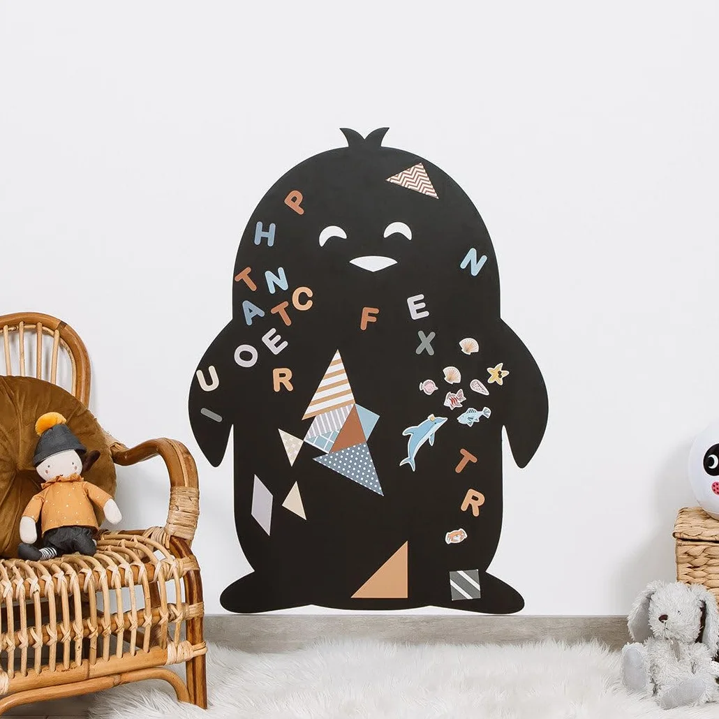 FERFLEX - Lavagna magnetica per bambini - Pinguino - decorazione da parete con banda magnetica riposizionabile - venduta con un set di forme geometriche - 60x81cm
