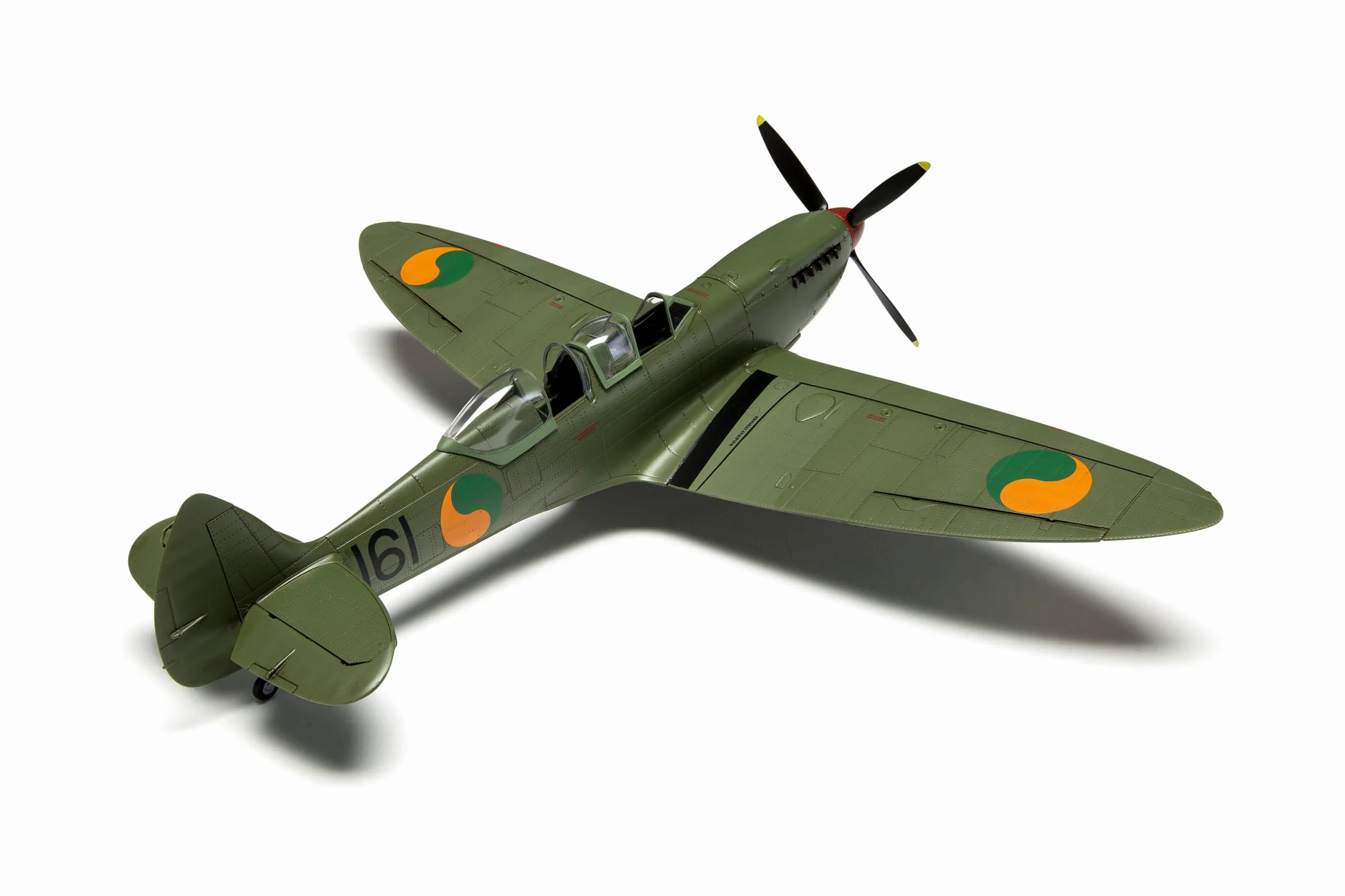Airfix A05143 Supermarine Spitfire Tr.9 Model Building Kit - Kit di aereo in plastica per adulti e bambini dagli 8 anni in su, il set include Sprues e decalcomanie in scala 1:48, non verniciato