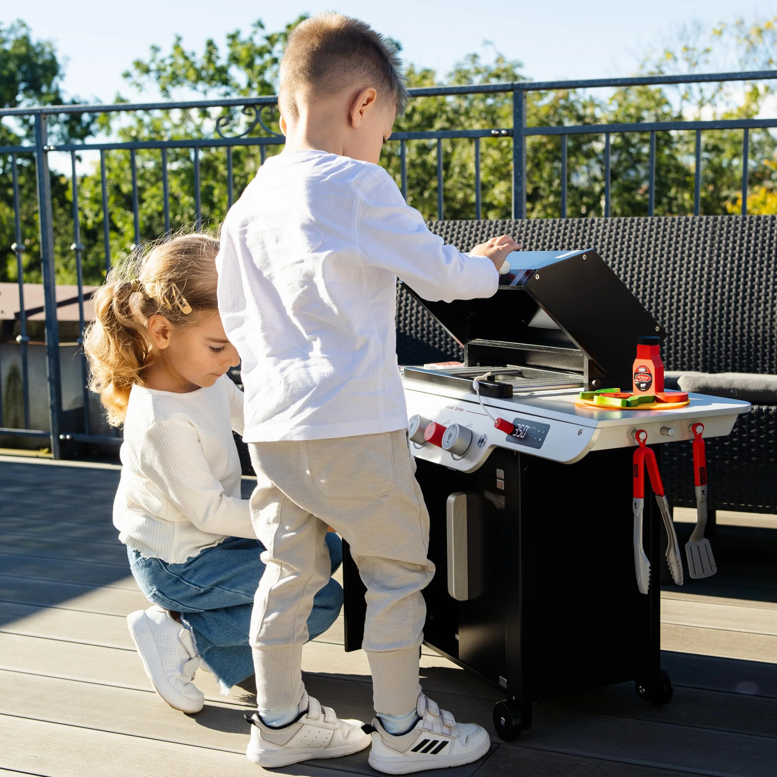 Theo Klein 9445 Weber Barbecue Genesis in legno I Inclusi inserti per bistecca, pizza o verdure I Con manici, utensili e posate da barbecue I Giocattolo per bambini dai 3 anni in su