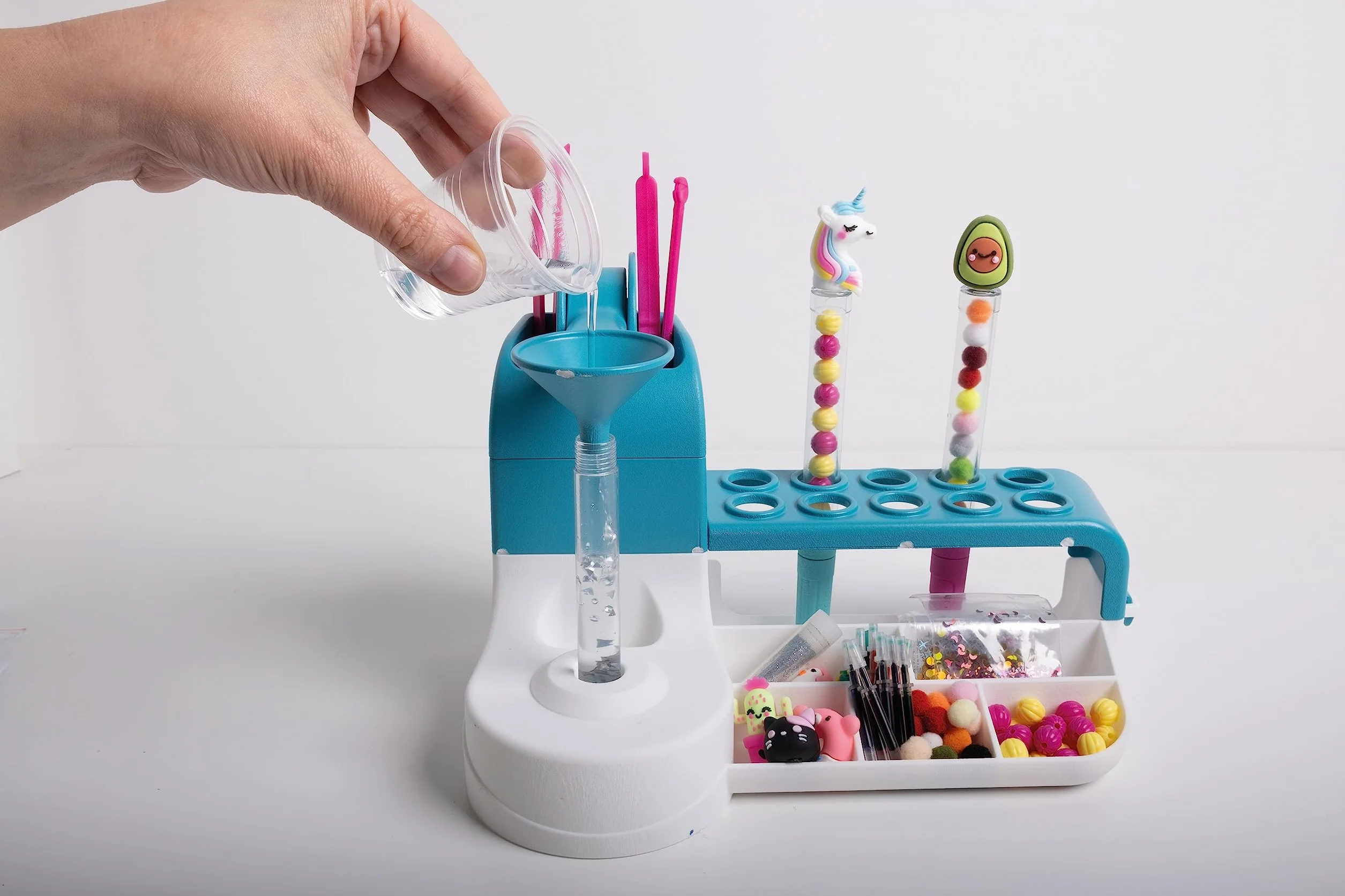 Clementoni Laboratorio delle Penne Personalizzate, Kit Creativo per Bambini 6+ Anni, 50+ Accessori