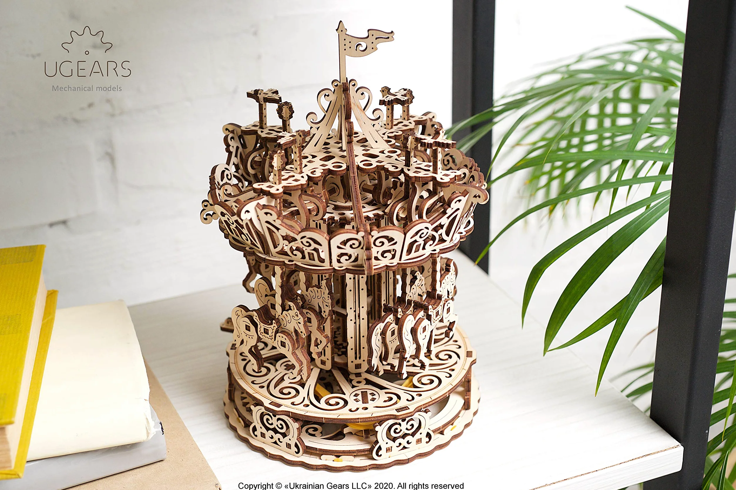 UGEARS Puzzle 3D di Legno - Carosello Rotante in Legno - Modellini da Costruire per Adulti - Puzzle per Adulti - Modello 3D Meccanico Auto-Assemblante - Kit Fai da Te - Splendido Regalo e Decorazione