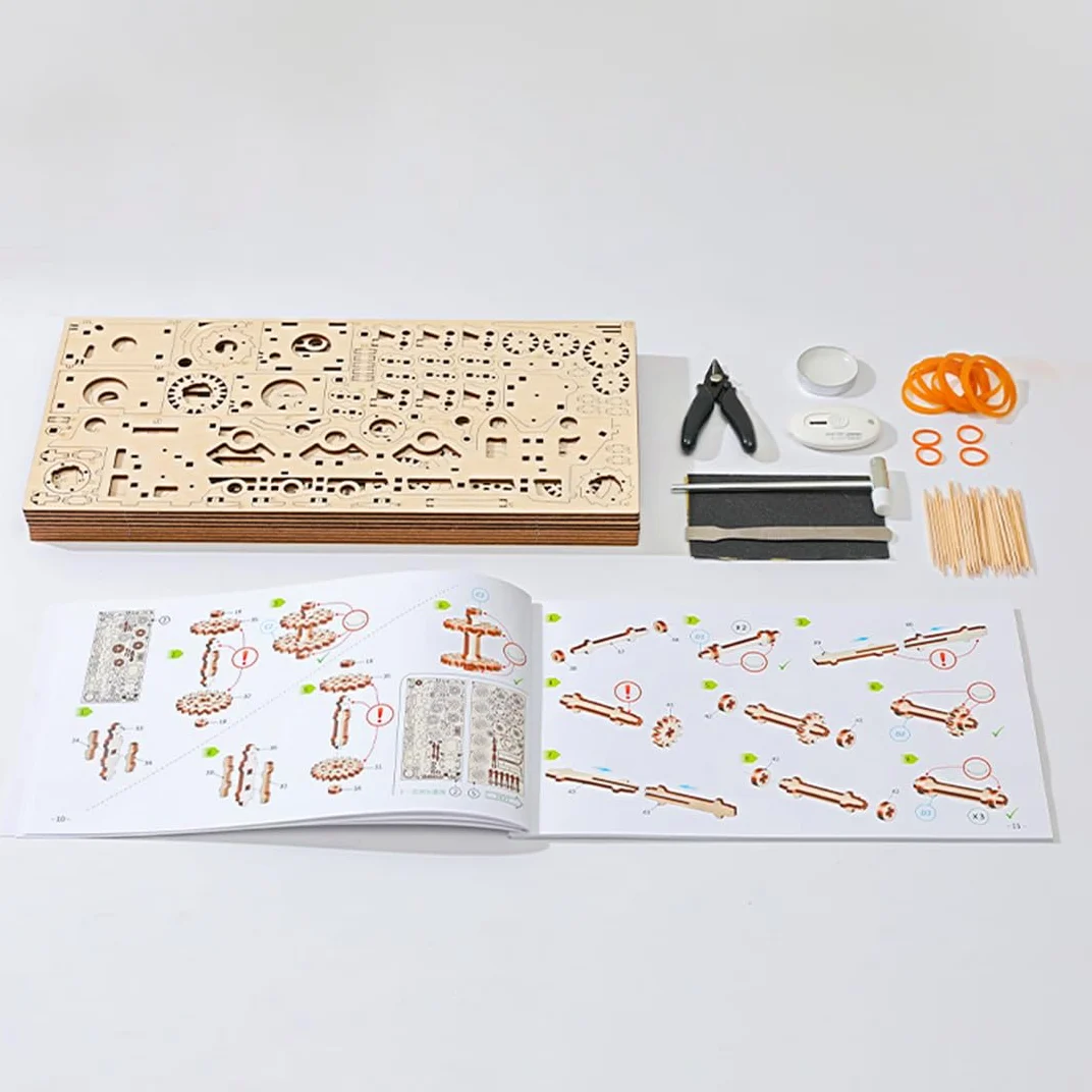 Kit fai da te Steam Train Model Kit meccanico Wind-Up Locomotive con traccia, modello di assemblaggio in legno, collegamento a pistone, set di costruzione educativa, display desktop (413 PCS/smontato)