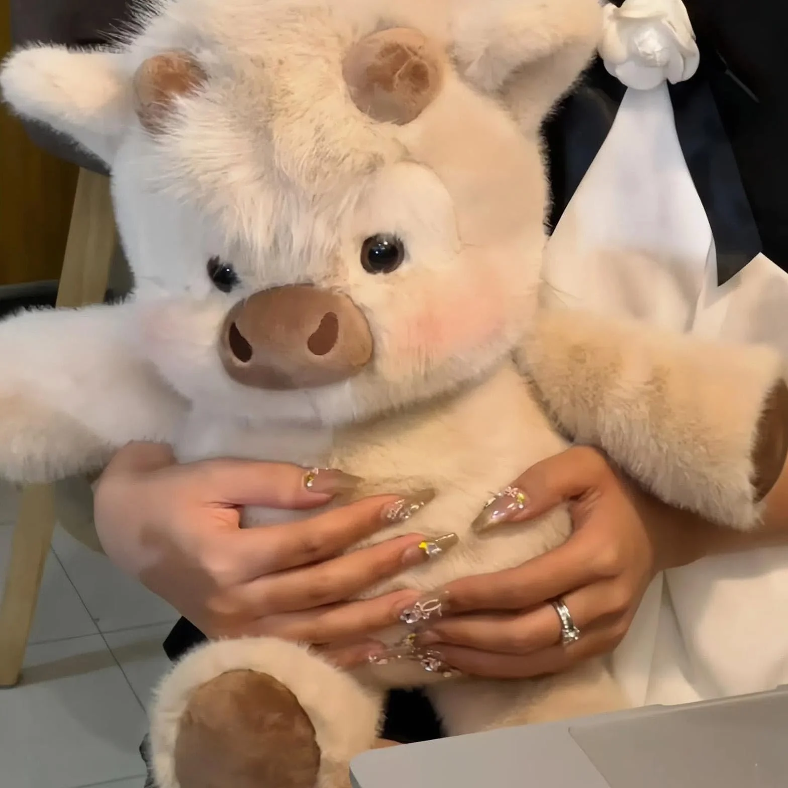 ZVD Peluche che Corre,Peluche Di Cinghiale 45 Cm Vitello Che Corre Morbido Giocattolo Bambola Da Collezione A Forma Di Pecora In Stile Cartone Animato Animale Di Peluche (Cachi)