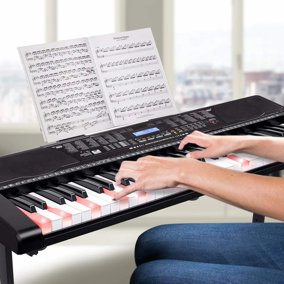 Bakaji Tastiera Musicale Pianola Elettronica 61 Tasti Luminosi Pianoforte Multifunzione con Supporto Sgabello e Cuffie 255 Ritmi50 Brani Ingresso AUX e Leggio per Smartphone/Tablet