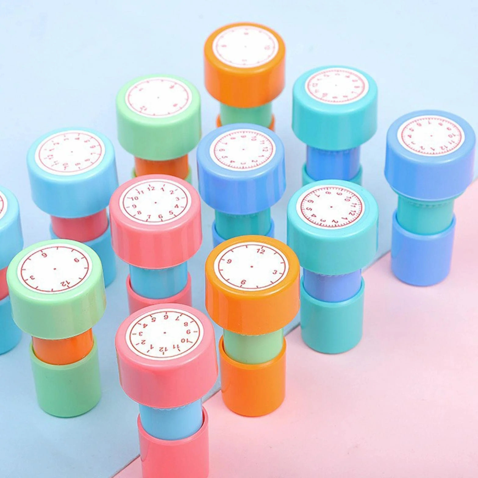 Timbro dell'orologio, che racconta il tempo, attività artistiche e artigianali, per bambini in classe