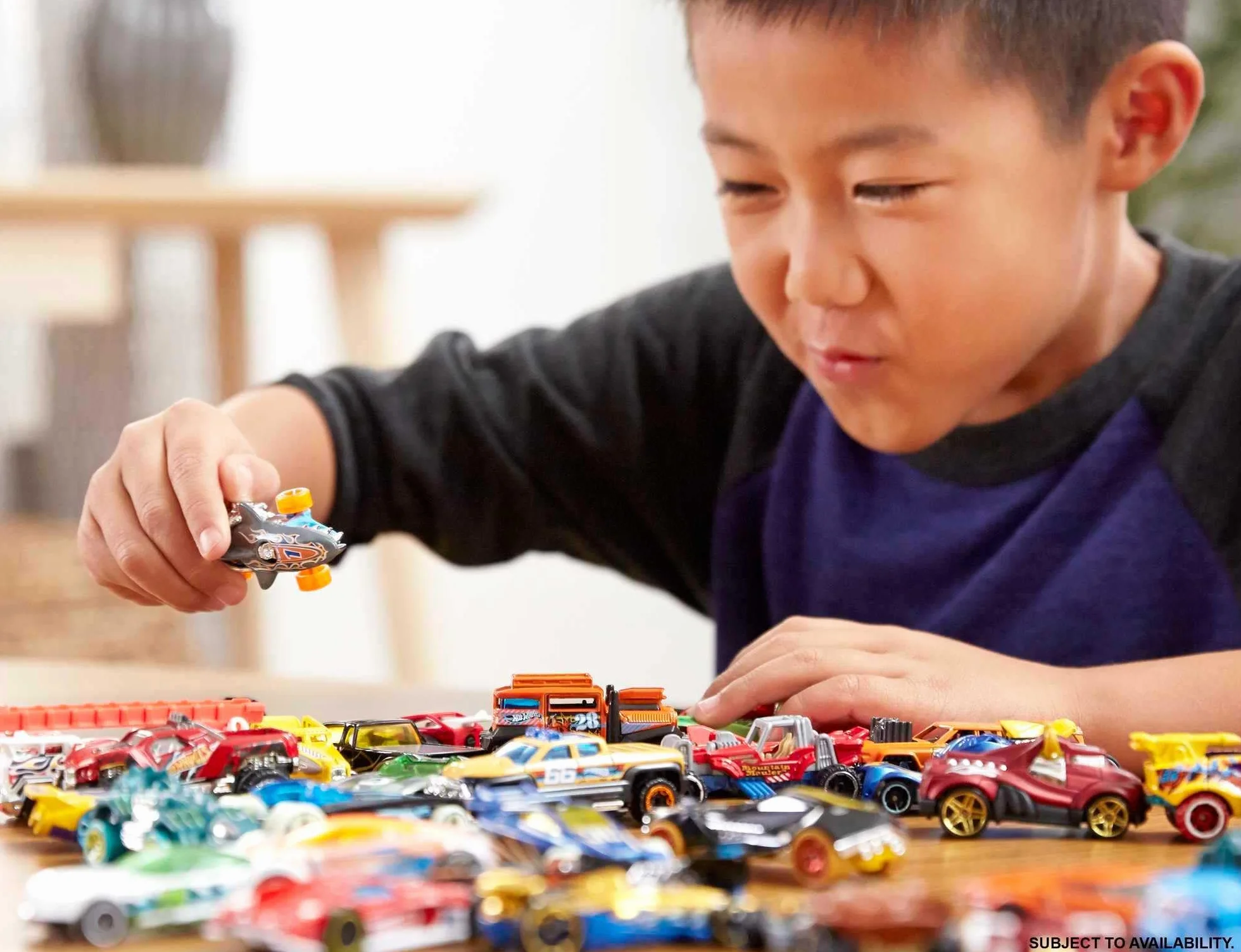 Hot Wheels, Confezione da 20 Macchinine, Veicoli in Scala 1:64 Assortiti, Giocattolo per Bambini 3+ Anni, Imballaggio Sostenibile, DXY59