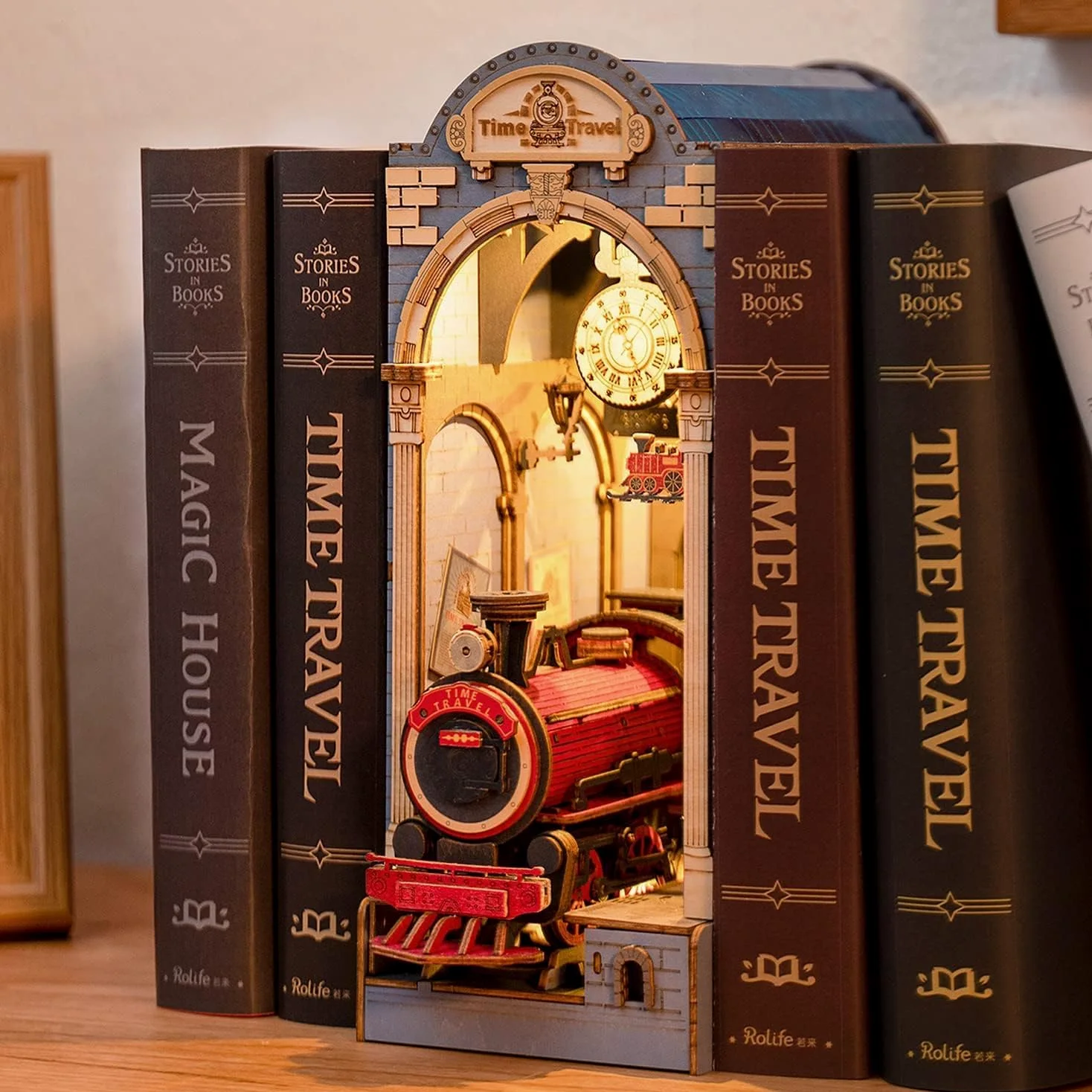 RoWood DIY Book Nook Kit - Miniatura Libro Nook Booknook Modellismo Kit Puzzle in Legno 3D per Libreria Fermalibri Decor con Mobili e Luce a LED