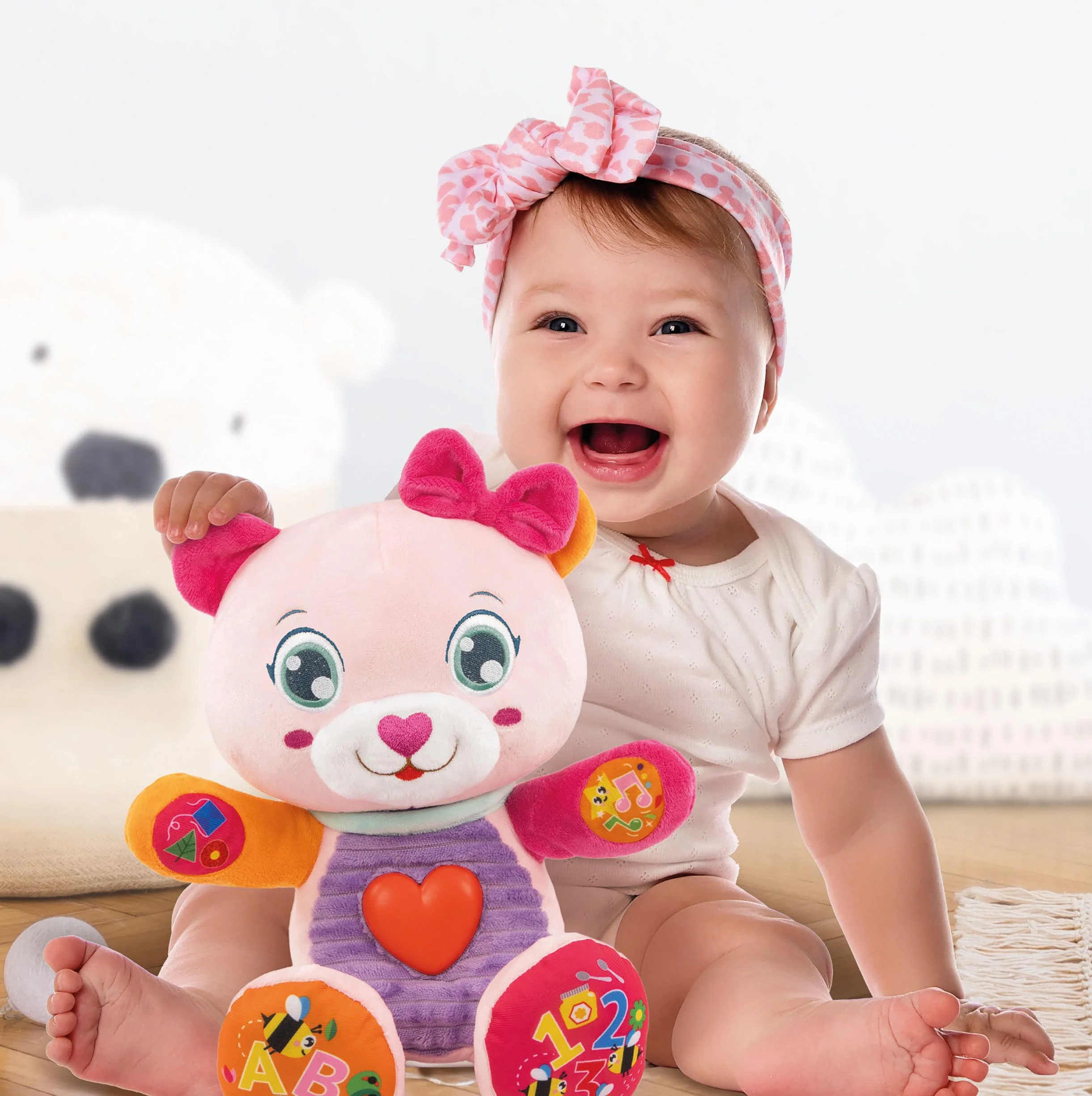 Clementoni Baby Betta Dolce Orsetta, Peluche Interattivo Parlante per Bambini di 6+ Mesi, Centro attività Che Stimola Lo Sviluppo Sensoriale e Cognitivo, Lingua Italiana, 17964