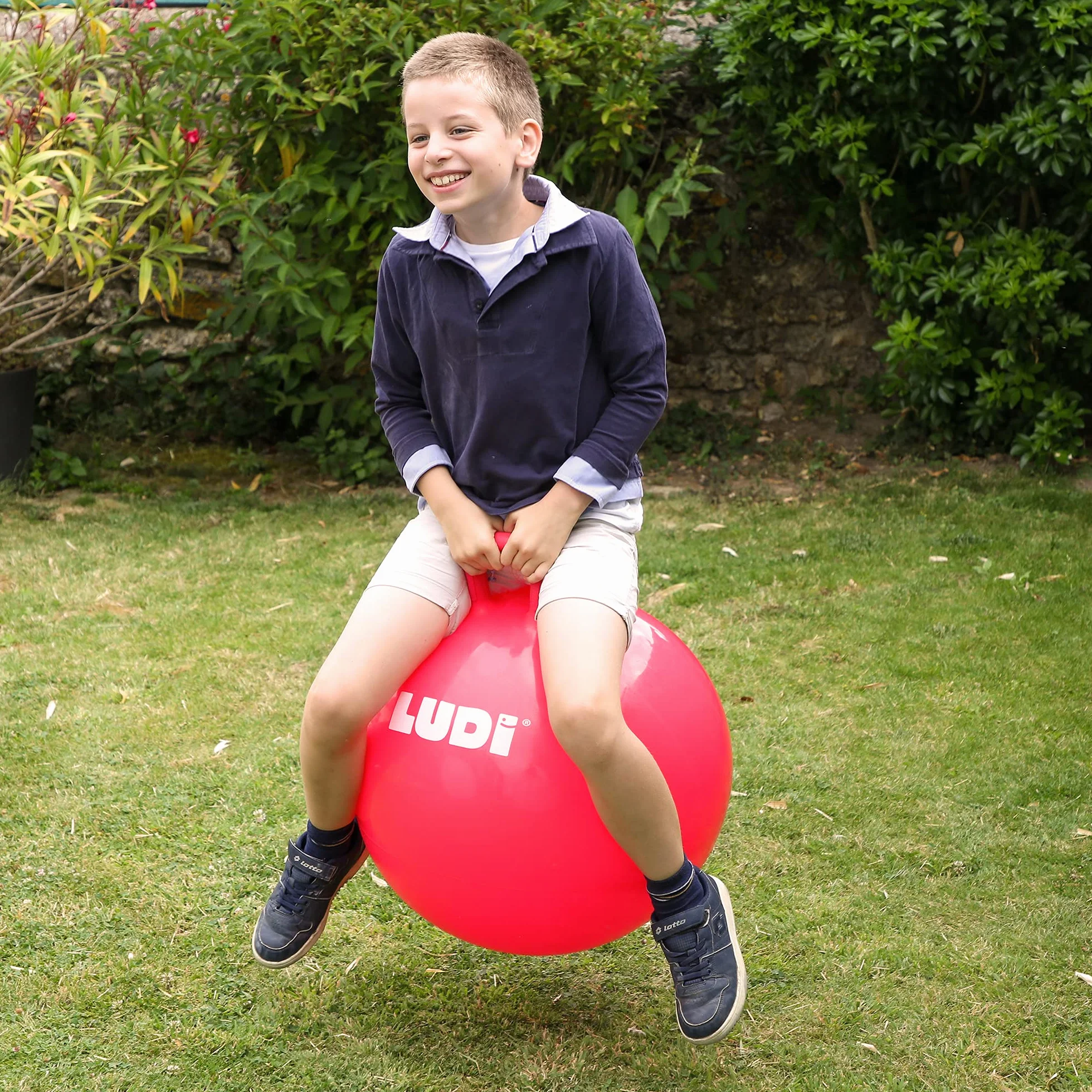 LUDI Pallone per Saltare XXL Rosso, Ludi, Maniglia Anatomica - Pallone Gonfiabile Grande - Plastica Spessa ed Elastica - Giocattolo al Chiuso e all’Aperto