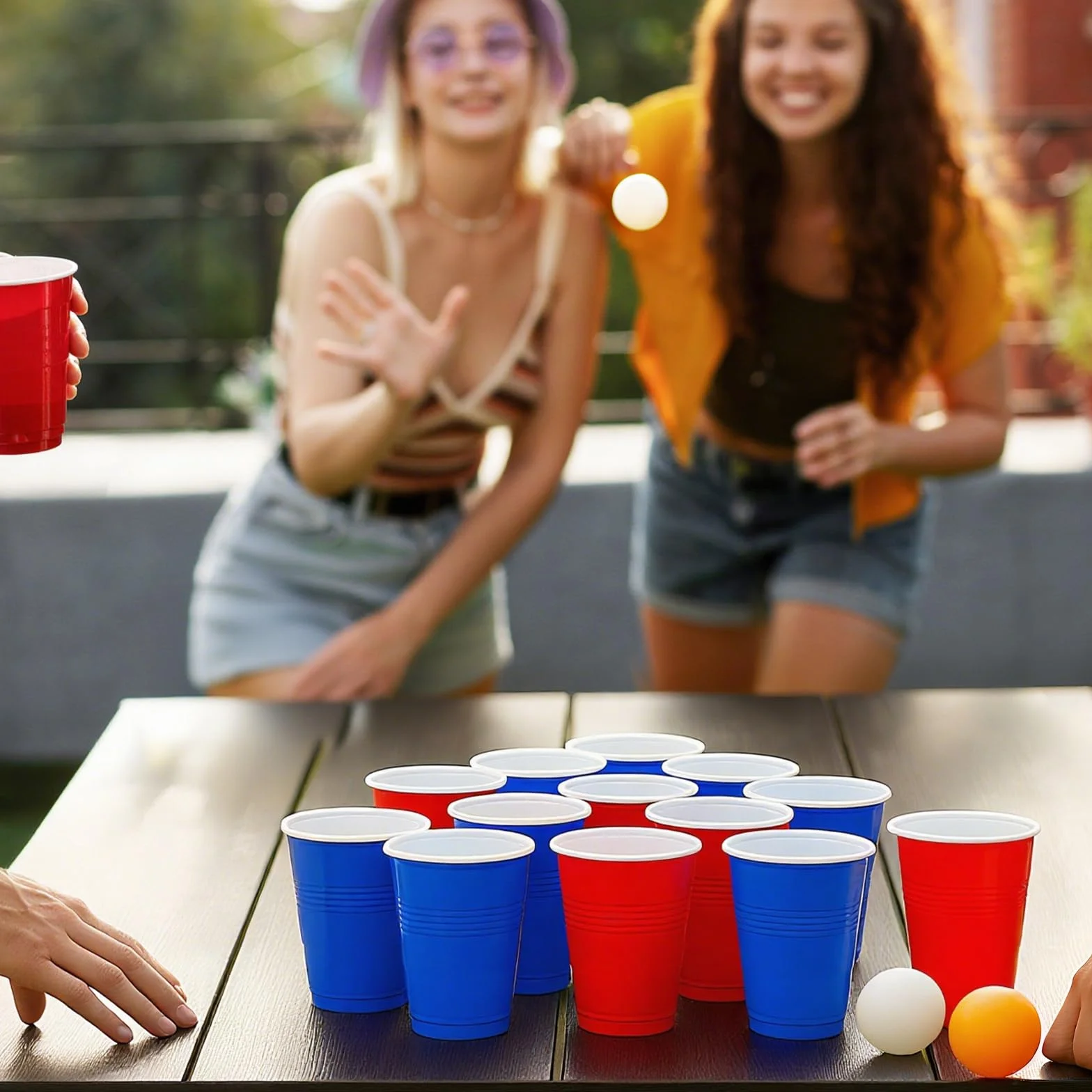 100 Pezzi Bicchiere Plastica Rossi Blu e 10 Palline Ping Pong, 500ml Bicchieri Plastica Riutilizzabili Colorati per Feste, Compleanni, Matrimoni, Campeggio