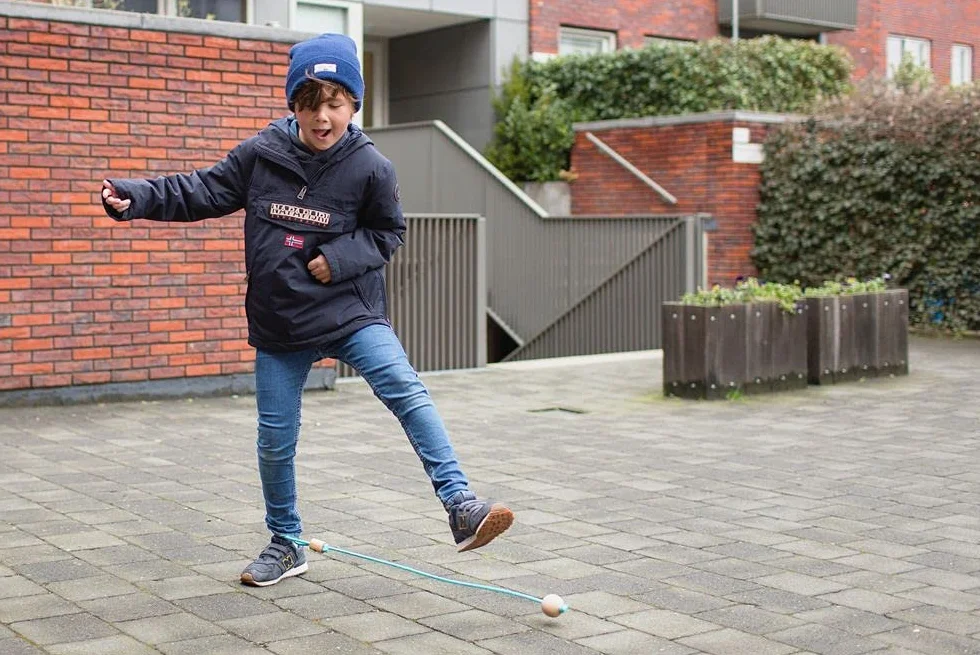 BS Toys Palla per Saltare alla Caviglia, Ideale per Esterni, per Giochi retrò, in Legno, per Bambini dai 6 Anni, Gioco Attivo, Blu, Lunghezza Corda 75 cm