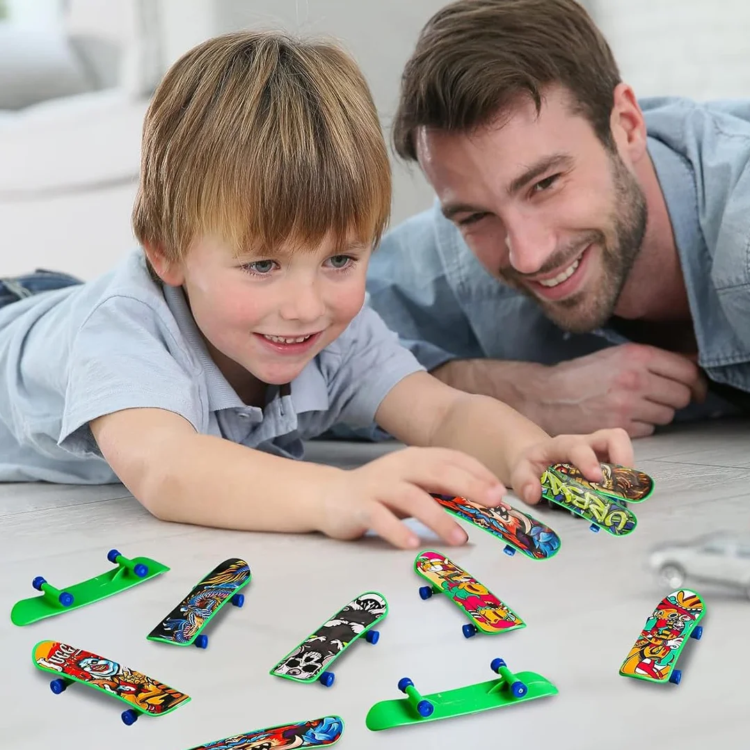 JEYORZY 16 Pezzi Mini Skateboard da Dito per Bambini, Skateboard Finger, Mini Skate Board Professionale per Dita, per Giocare o Come Decorazione (Modelli Casuali)