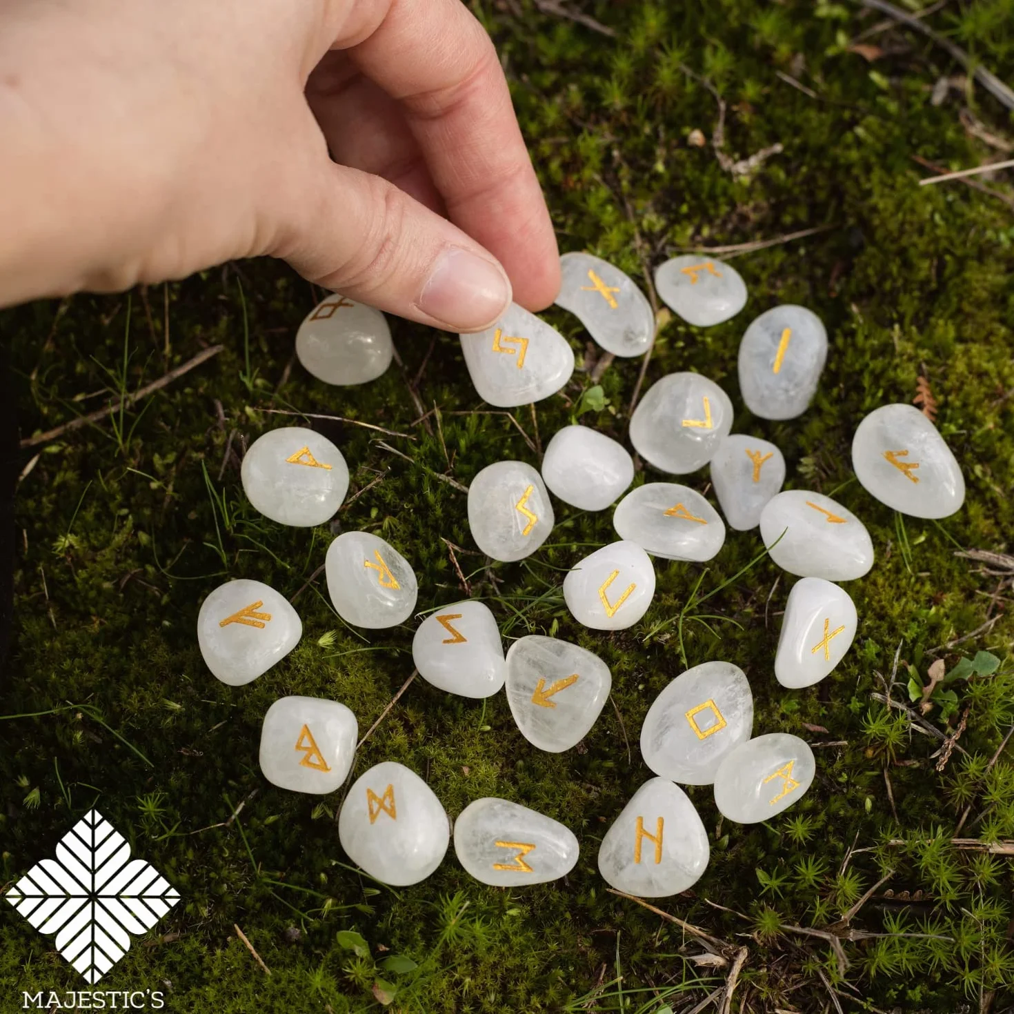 Rune Celtiche Vichinghe Cristallo di Rocca, Set x25 Pietre Lucide Semi Preziose Incise (2 cm x 1 cm) + Sacchetto Nero + Libro Pratico (PDF) - Alfabeto runico Futhark per divinazione e cartomanzia