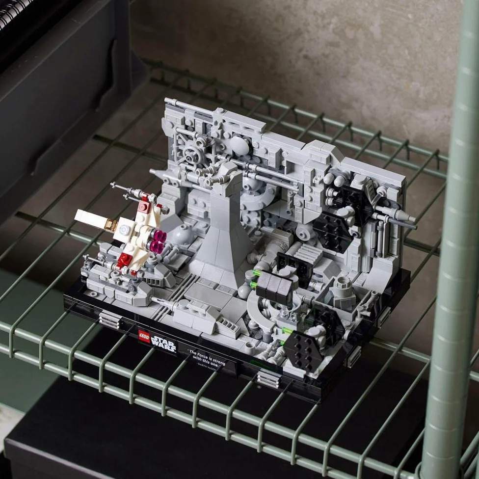 LEGO Star Wars Diorama Volo sulla Trincea della Morte Nera, Kit Modellismo per Adulti a Tema Guerre Stellari, Idea Regalo da Arredo per Uomo o Donna con Caccia TIE Advanced di Darth Vader 75329
