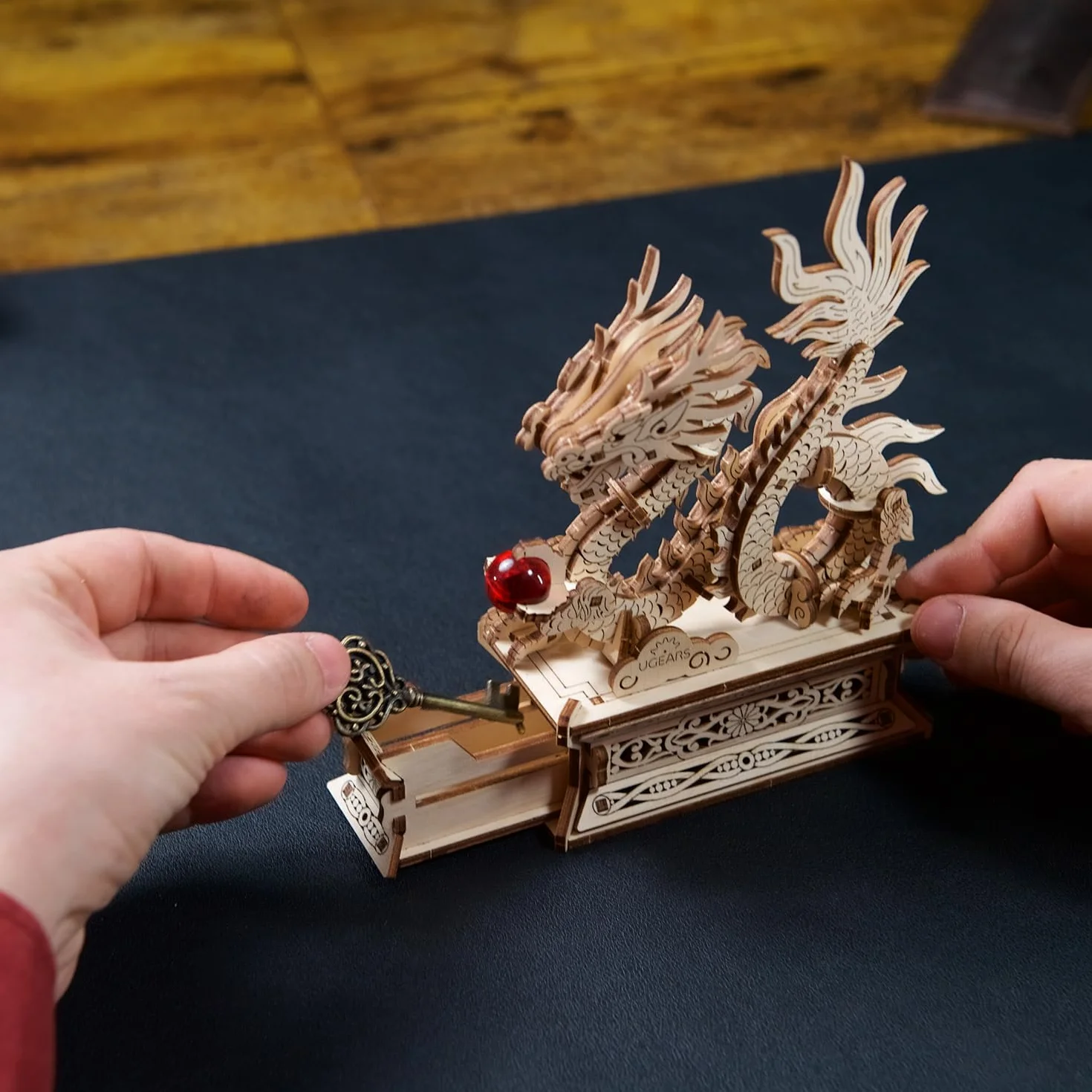 UGEARS Puzzle 3D Drago di Legno - Kit di Costruzione per Adulti - Puzzle Drago Cinese 3D in Legno per Uomini