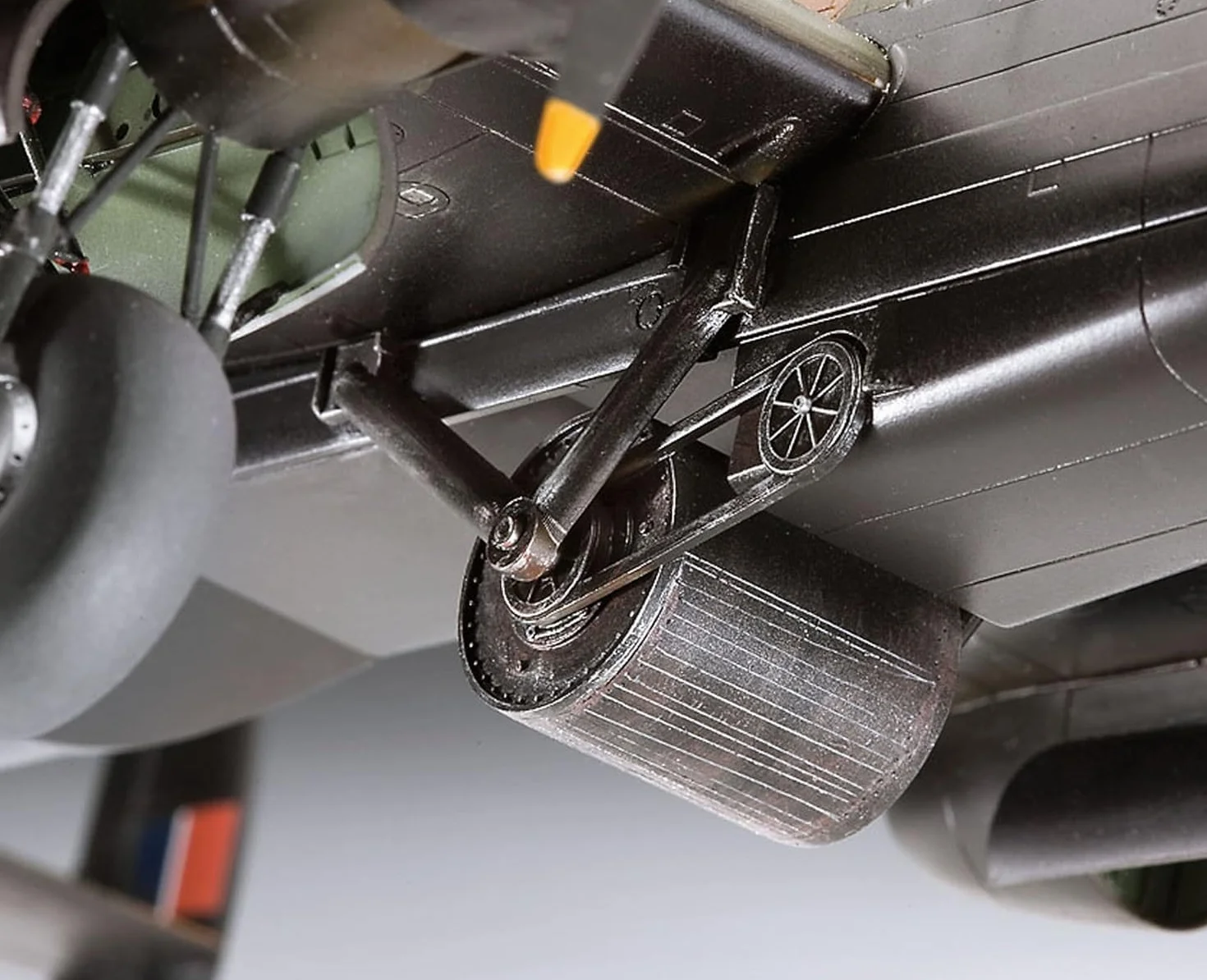 Revell 04295 - Lancaster B.III Dambuster Kit di Modello in Plastica, Scala 1:72