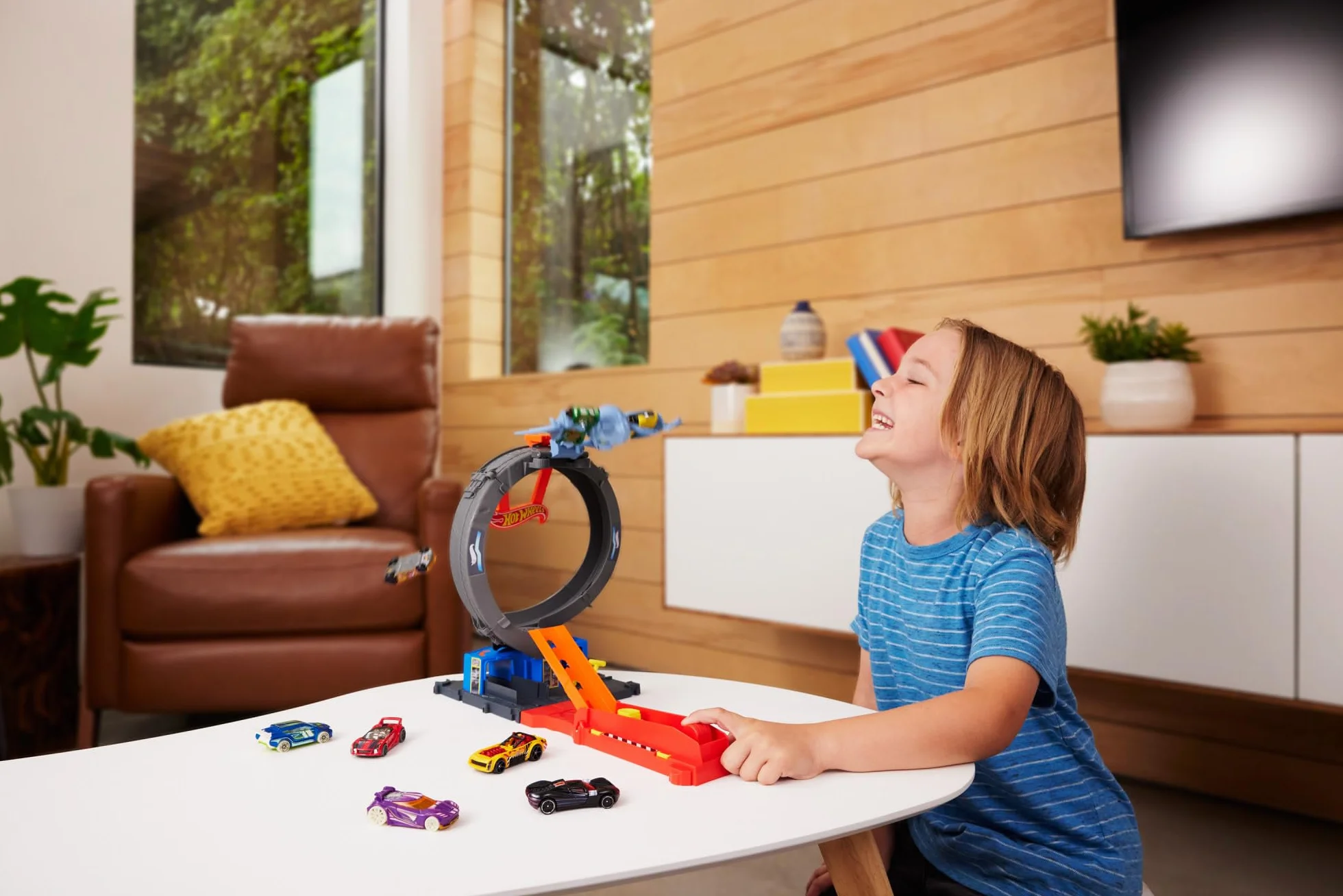 Hot Wheels City 'Let's Race' Netflix - Loop Attacco del Pipistrello, pista con loop e lanciatore regolabile per sconfiggere il pipistrello, una macchinina Hot Wheels inclusa, 4+ anni, HTN78