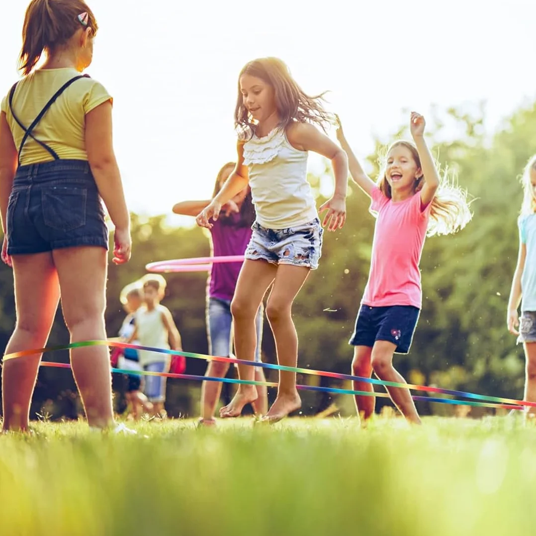 2 pezzi di gomma per bambini con istruzioni per giochi di salto, gomma da saltare, lunghezza 4 m, larghezza 1 cm, nastro arcobaleno, per Bambini Indoor e Outdoor Giochi